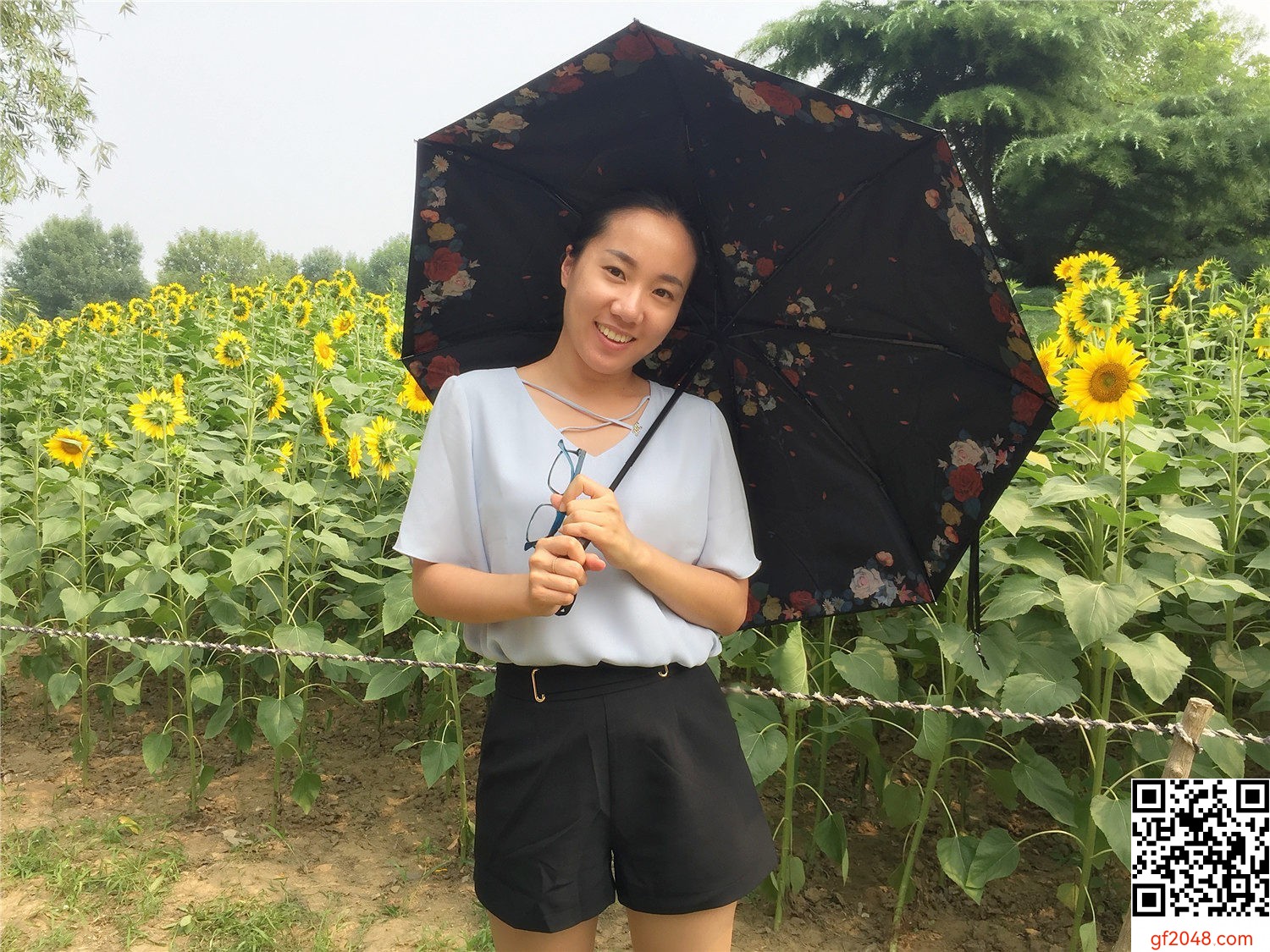 我老婆劉珊，剃了毛再掰開看，很漂亮