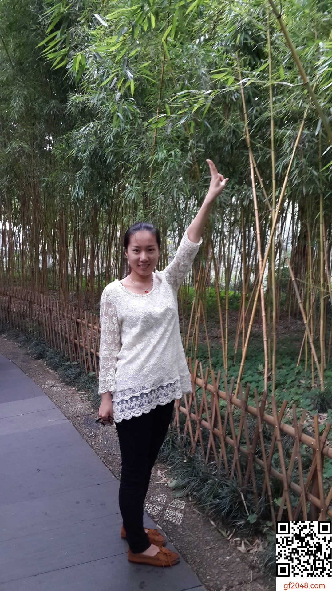 我老婆劉珊，剃了毛再掰開看，很漂亮