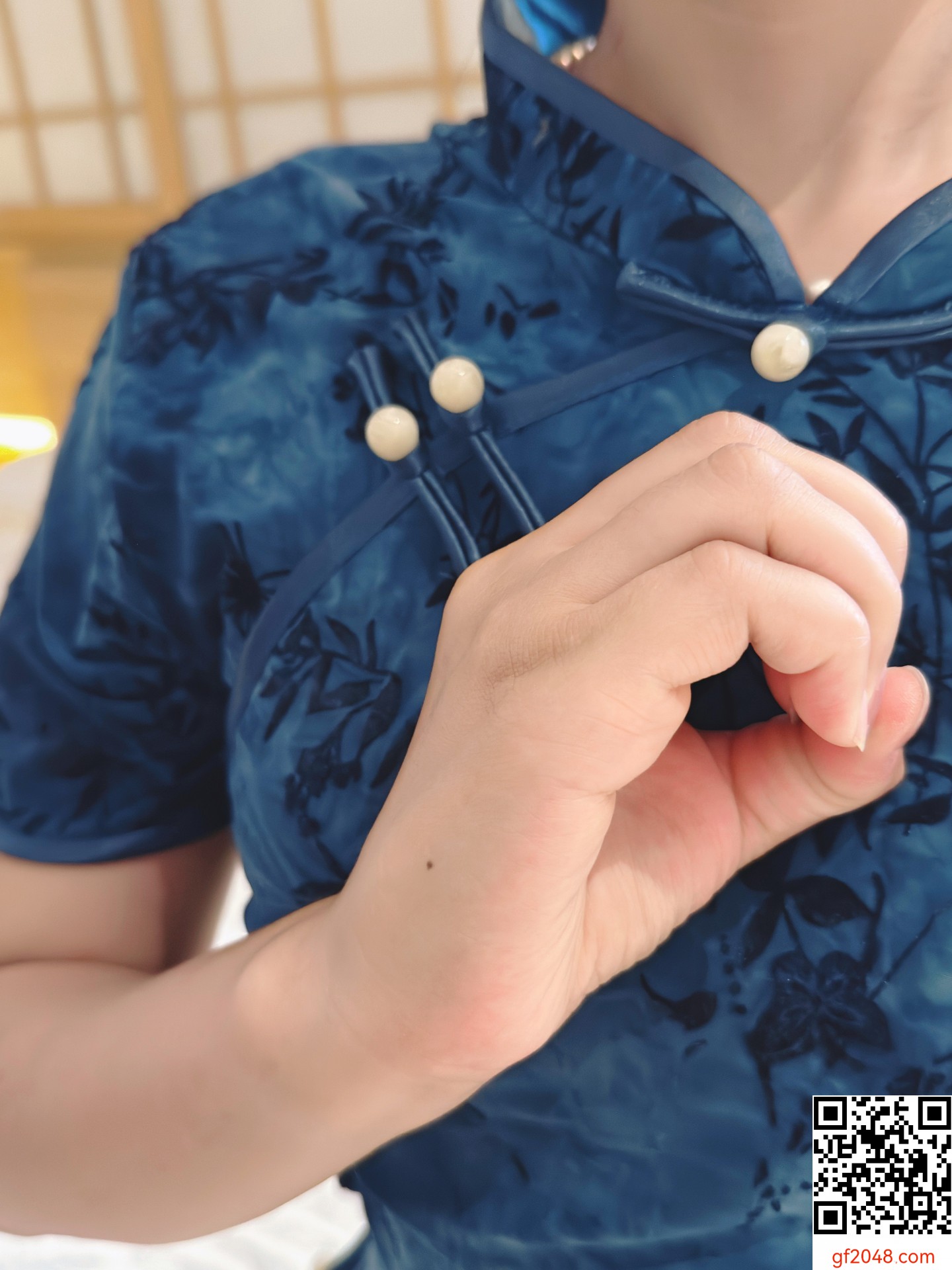 柳腰肥臀的人妻第一次露面；這個旗袍風很養眼，狼友們的評論妻子會看且回覆！