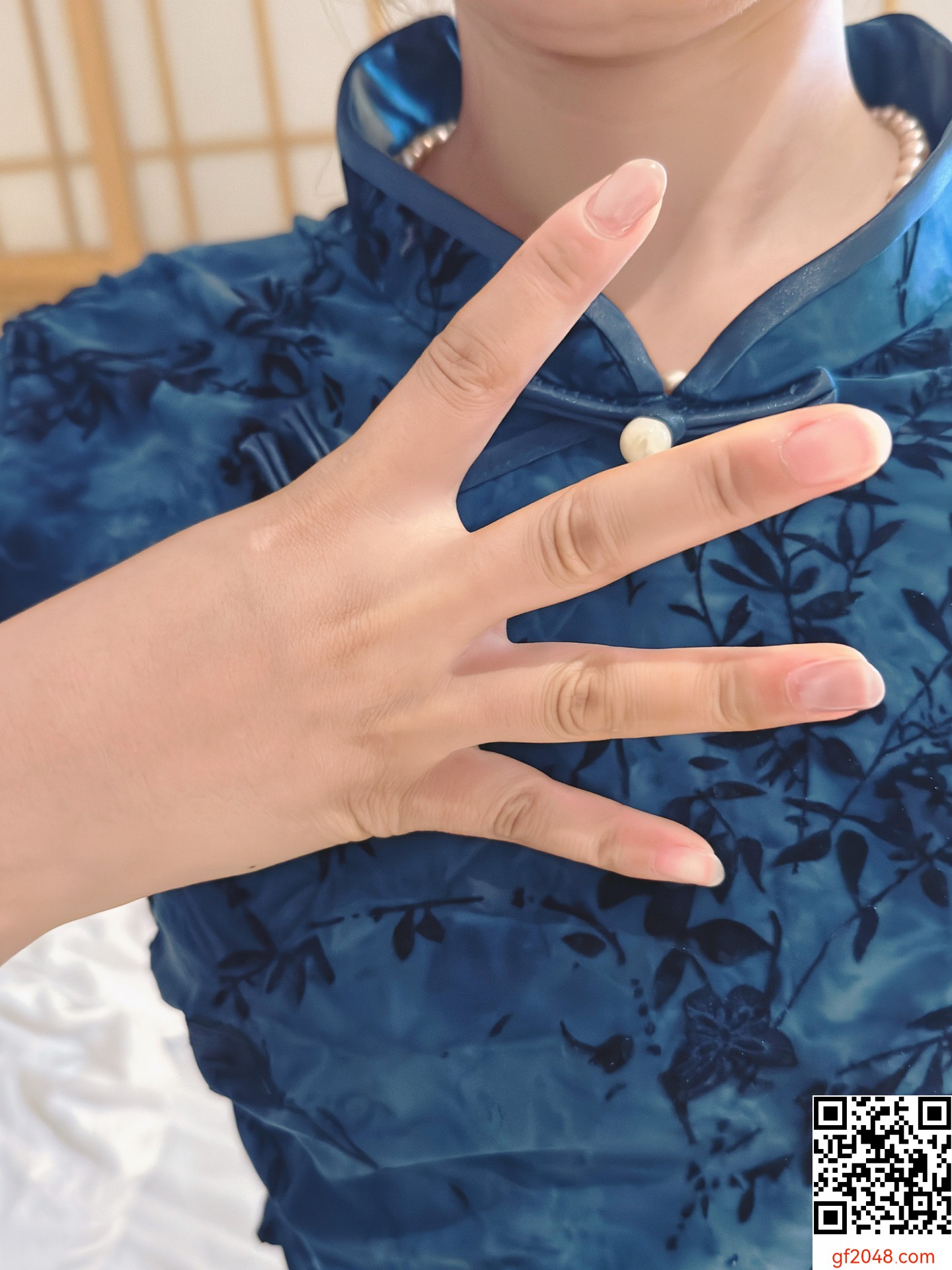 柳腰肥臀的人妻第一次露面；這個旗袍風很養眼，狼友們的評論妻子會看且回覆！