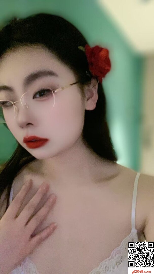 長腿白到發光，絲襪美腿好身材