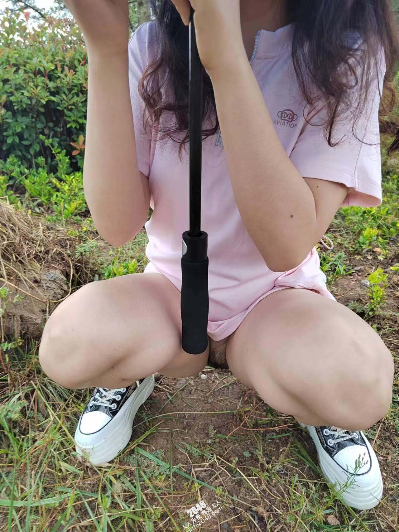 一只骚母狗的野外露出还要撒尿{15P}