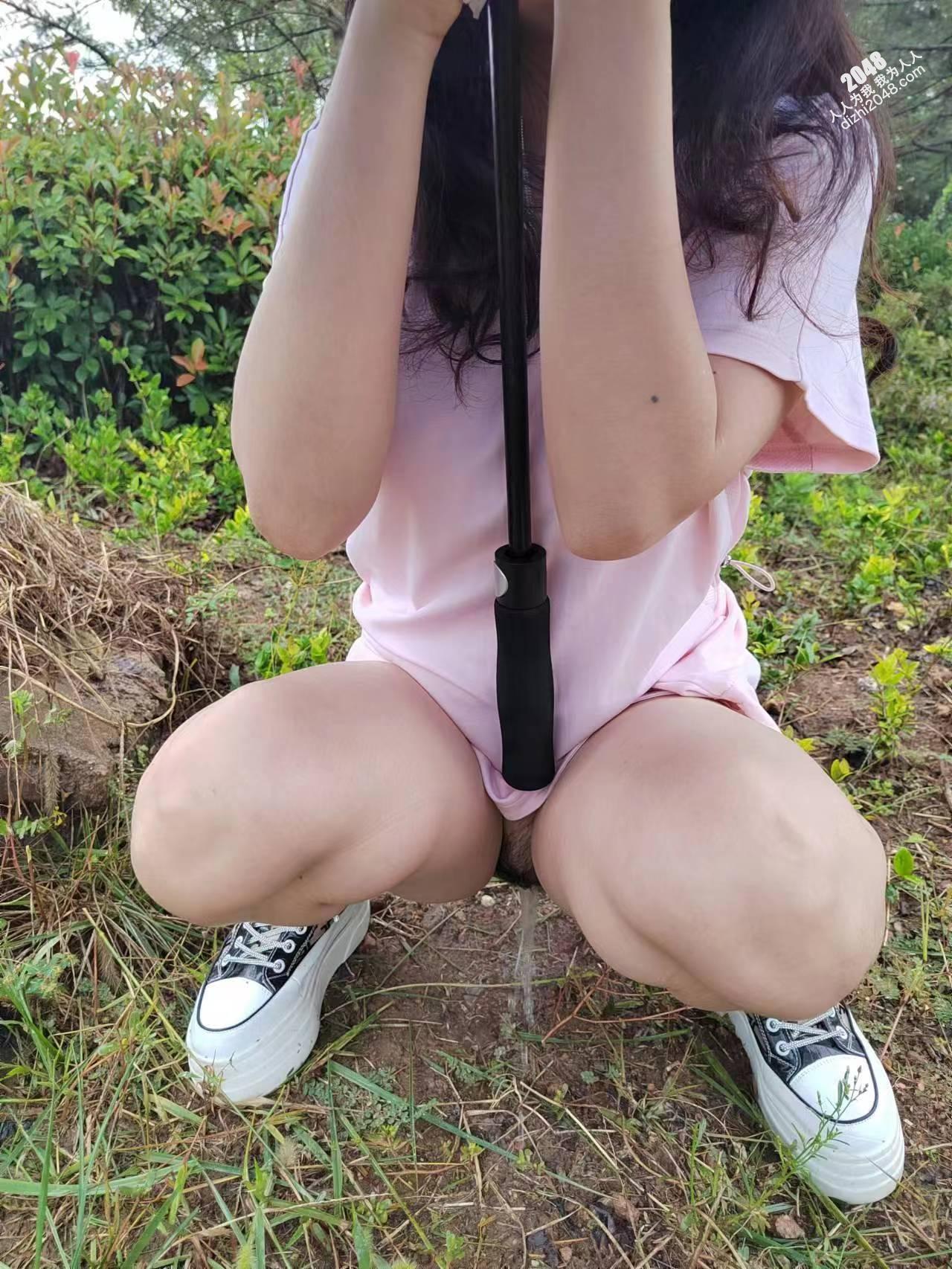 一只骚母狗的野外露出还要撒尿{15P}