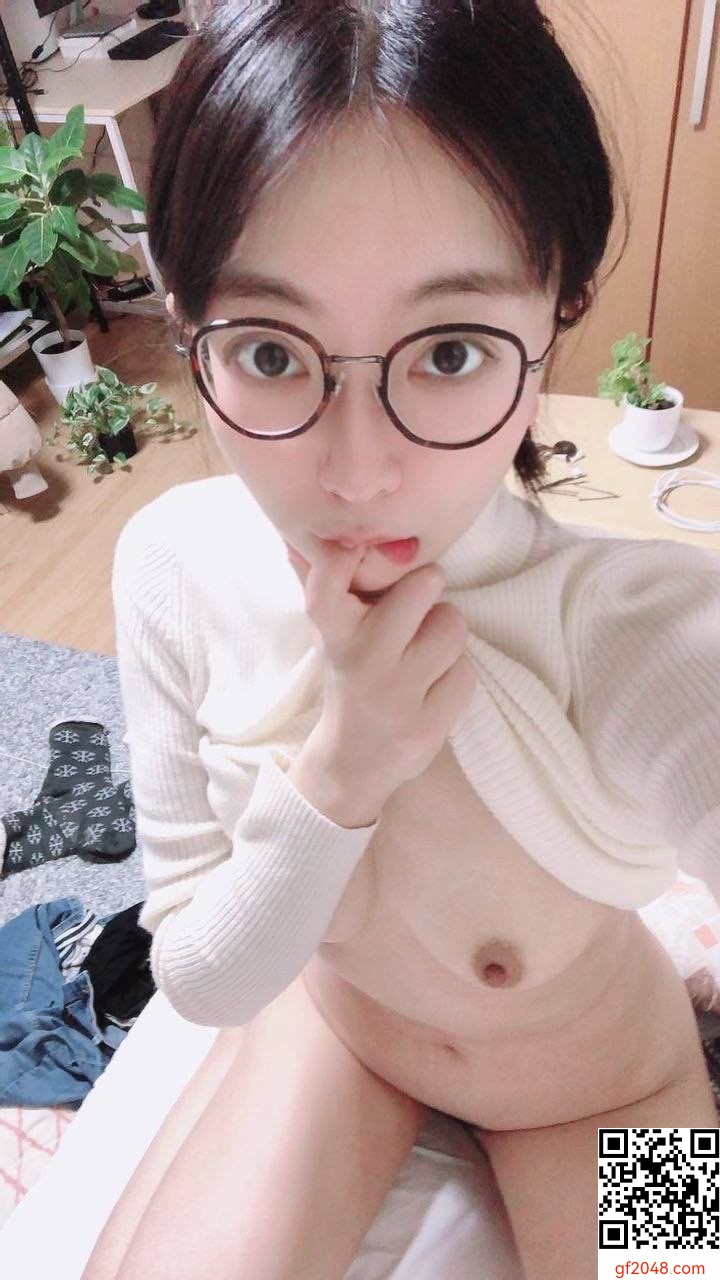 戴眼镜的小妹妹想不到这么骚[10P]