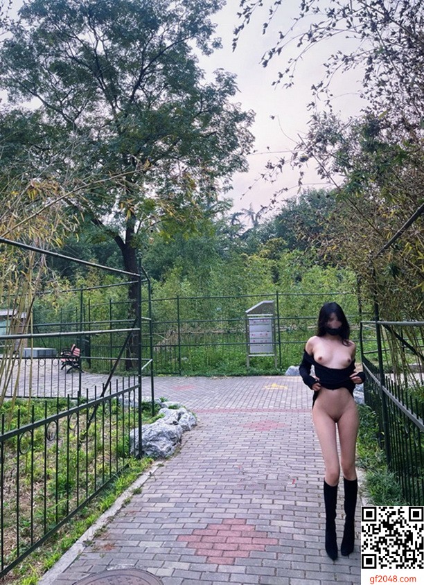 高挑女模露出自拍～超火辣[13P]