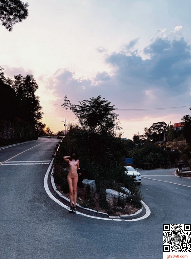 高挑女模露出自拍～超火辣[13P]