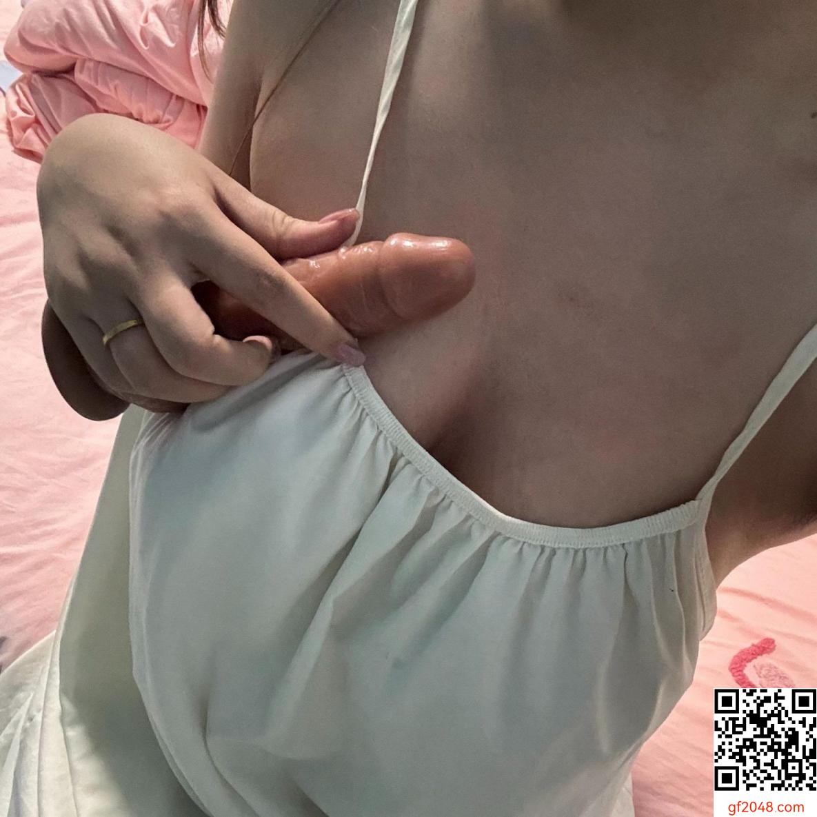 白衣小嫂子喜欢自慰自拍[13P]