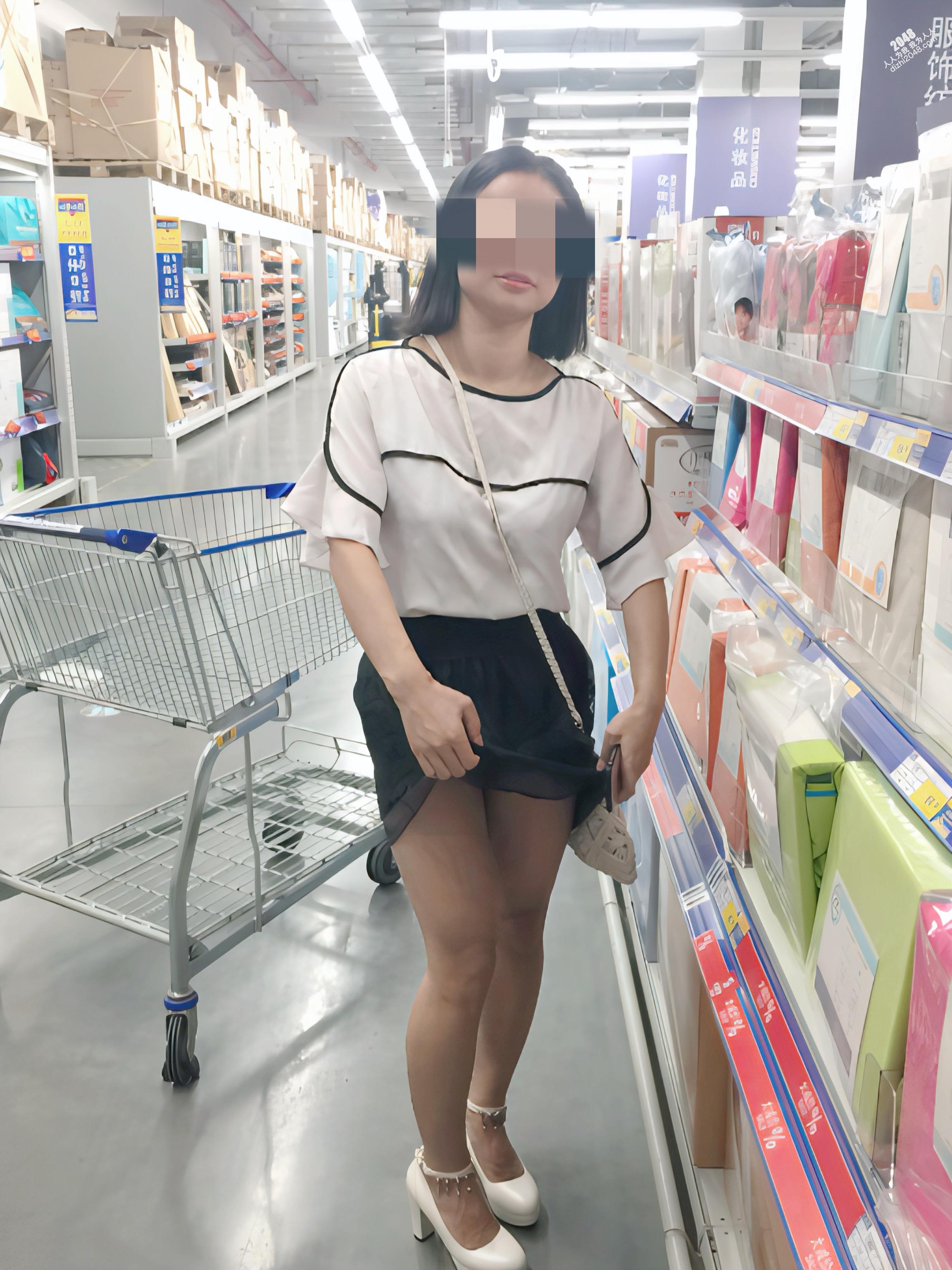 骚妻透视装露出，真空展示大乳晕[19P]