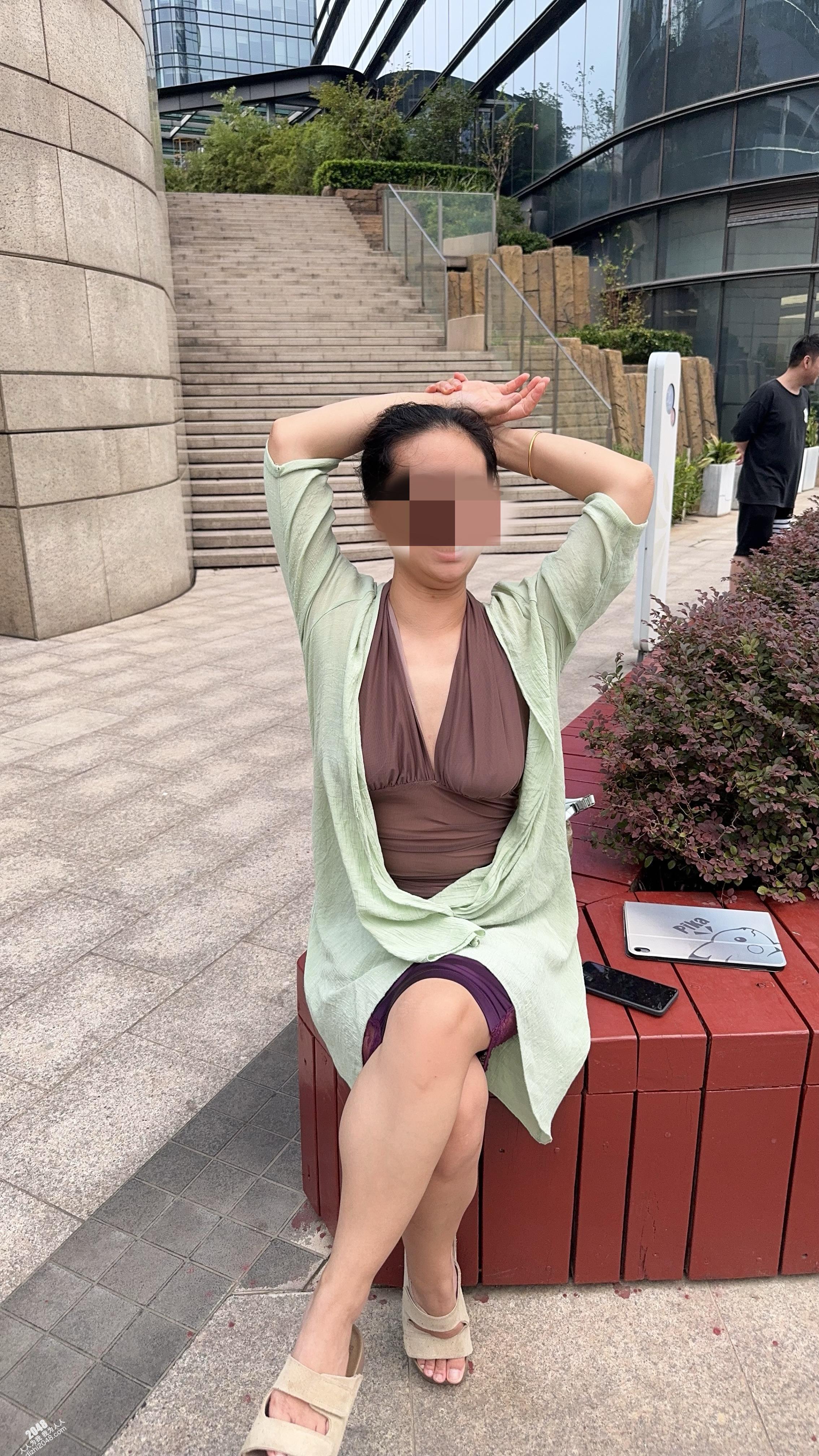骚妻透视装露出，真空展示大乳晕[19P]