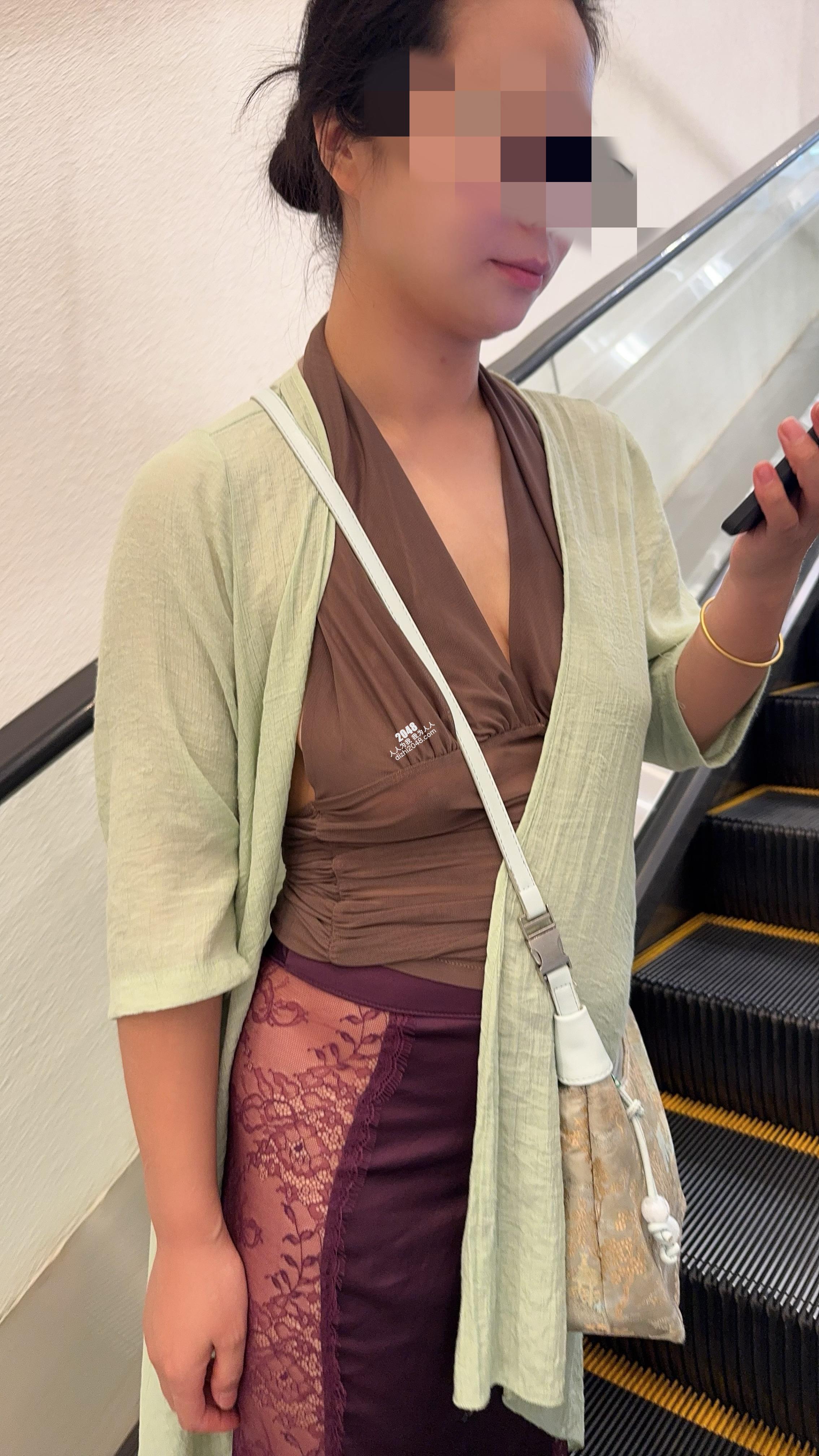 骚妻透视装露出，真空展示大乳晕[19P]