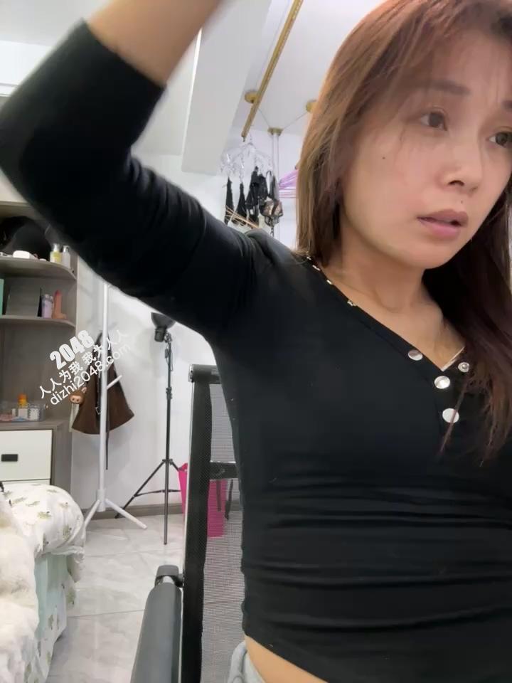 战袍小少妇[30P]