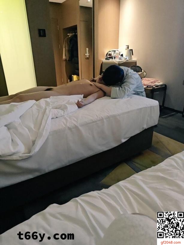 自己边看边打飞机[23P]