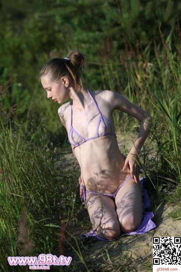 性感纤细身材的美女，鼓胀毛发浓密的私处[30P]