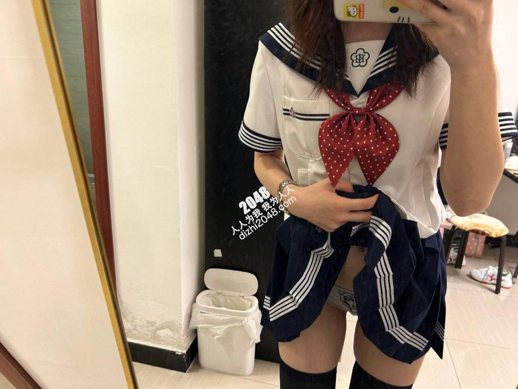 纤细身材可爱风美少女【30p】