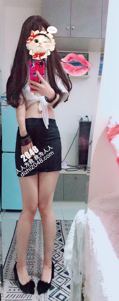 娇妻跪下去就立马变成臣服于主人的骚贱小母狗，最大限度的撅着屁股被后入30P