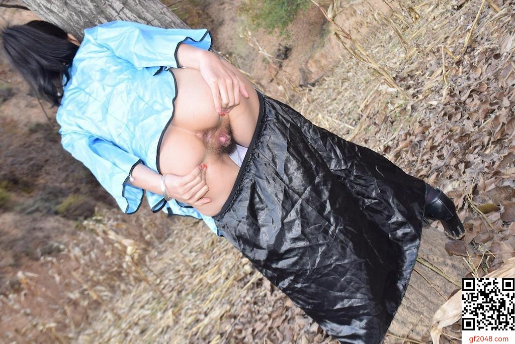 白皙少婦穿旗袍野外大膽露出 [14P]
