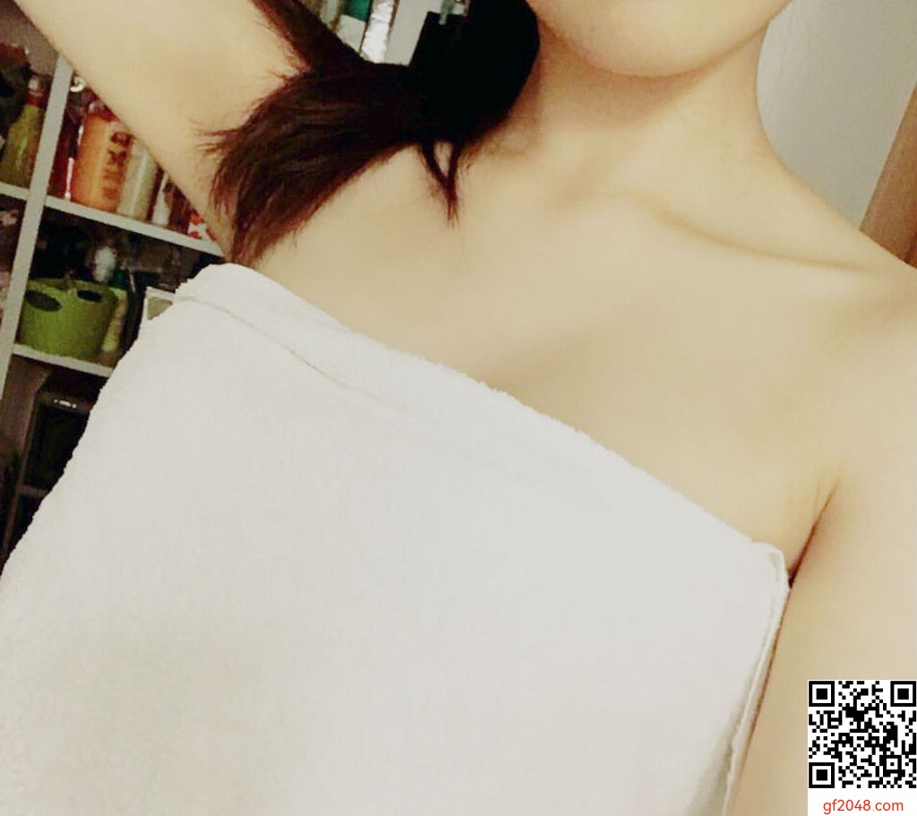 18歲少女在鏡頭前玩弄嫩屄超誘人的 [15P]