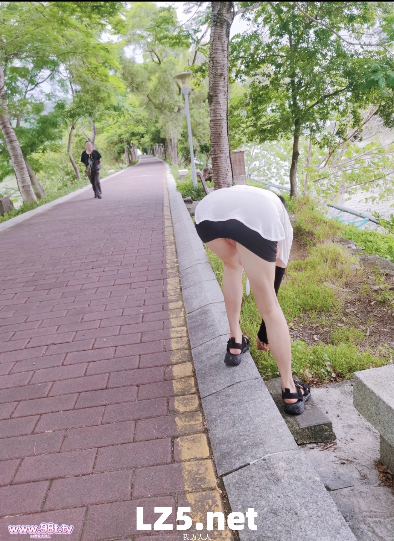 《大波少妇日记》公园里玩露出，人还是太多了，被老伯后面发现了【19P+手势验证】