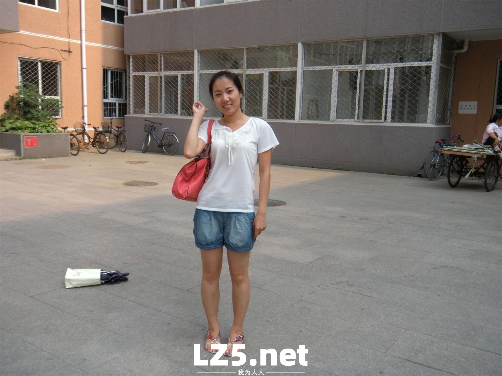一个30岁的大屁股少妇，在自己就可以拿玩具玩穴了，非常值得偷情的极品反差婊[233P]