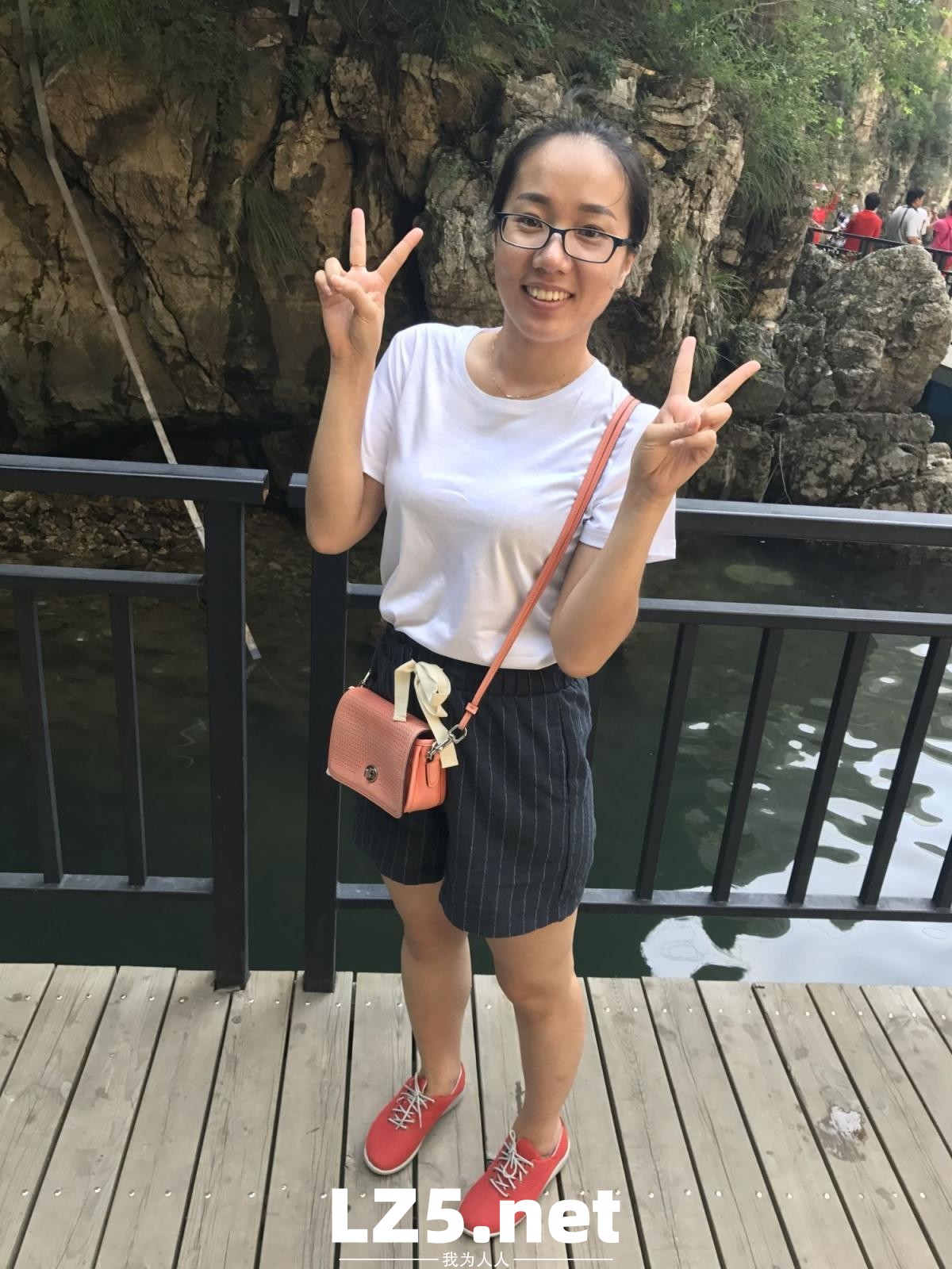 一个30岁的大屁股少妇，在自己就可以拿玩具玩穴了，非常值得偷情的极品反差婊[233P]