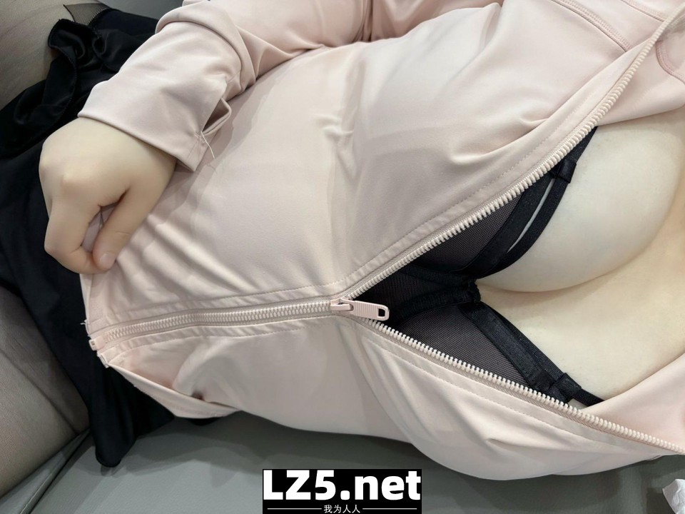 大屁股並且很騷的女同事  (29P)