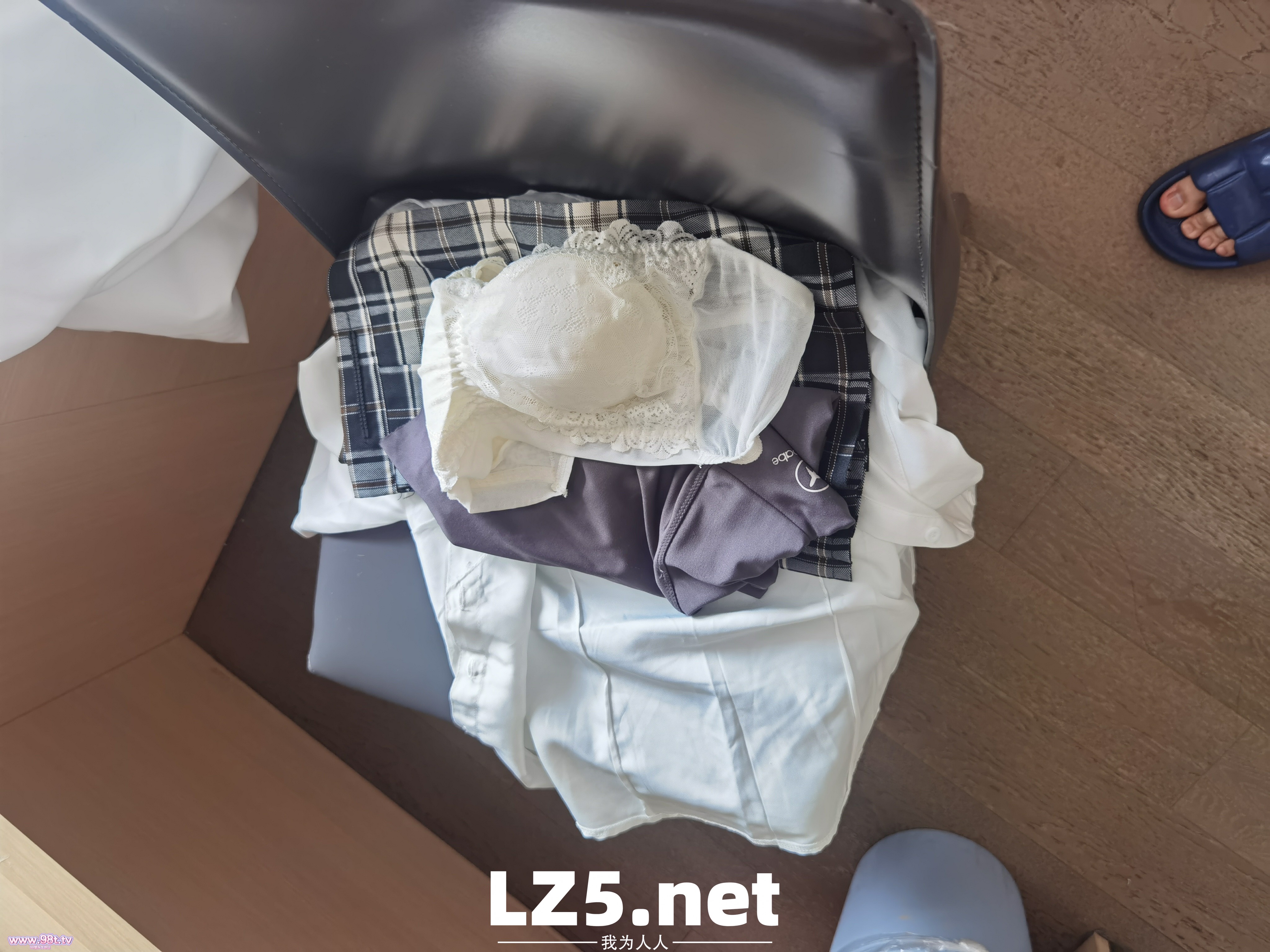 冠绝堂里的顶级美腿 清纯JK加笔直超长美腿 极品排骨身材 学妹气息铺面而来 谁能想到私下是个超级骚货小母狗呢【37P+手势验证】