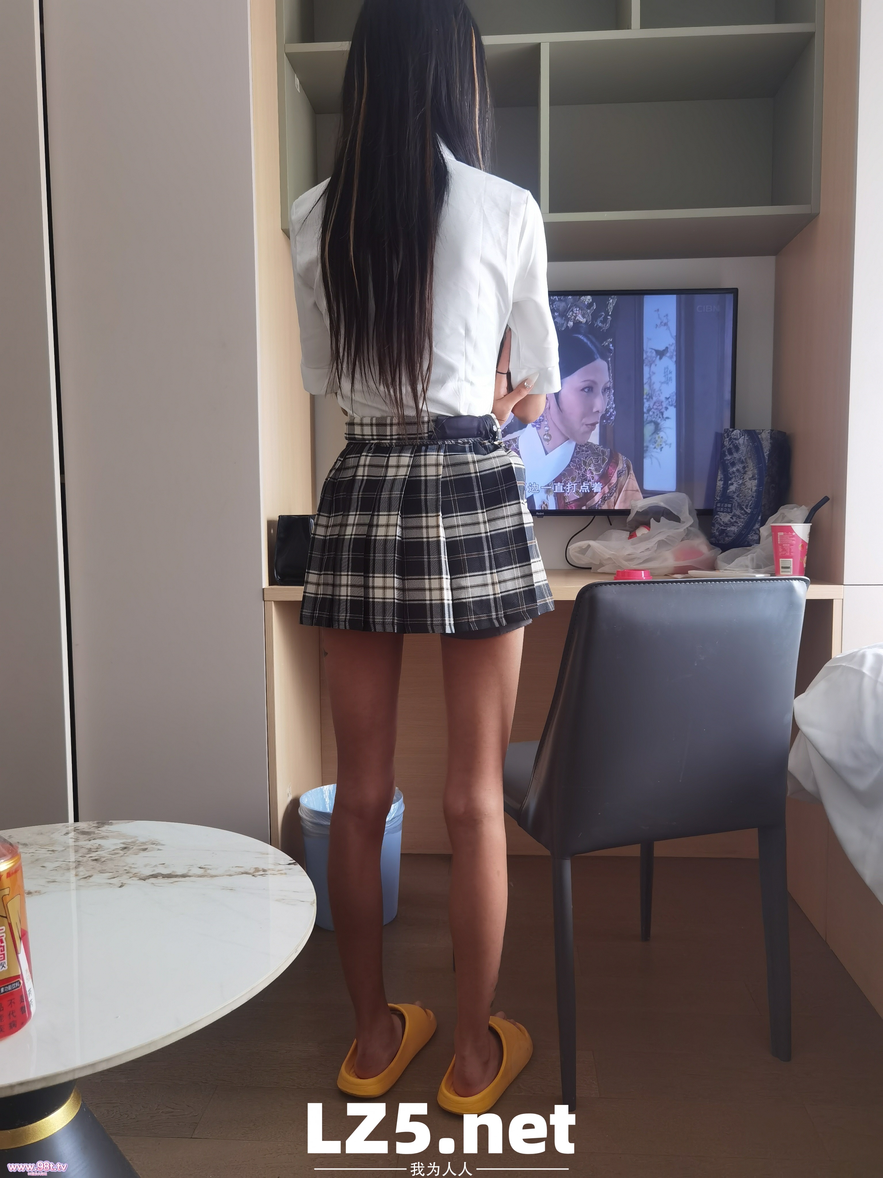 冠绝堂里的顶级美腿 清纯JK加笔直超长美腿 极品排骨身材 学妹气息铺面而来 谁能想到私下是个超级骚货小母狗呢【37P+手势验证】