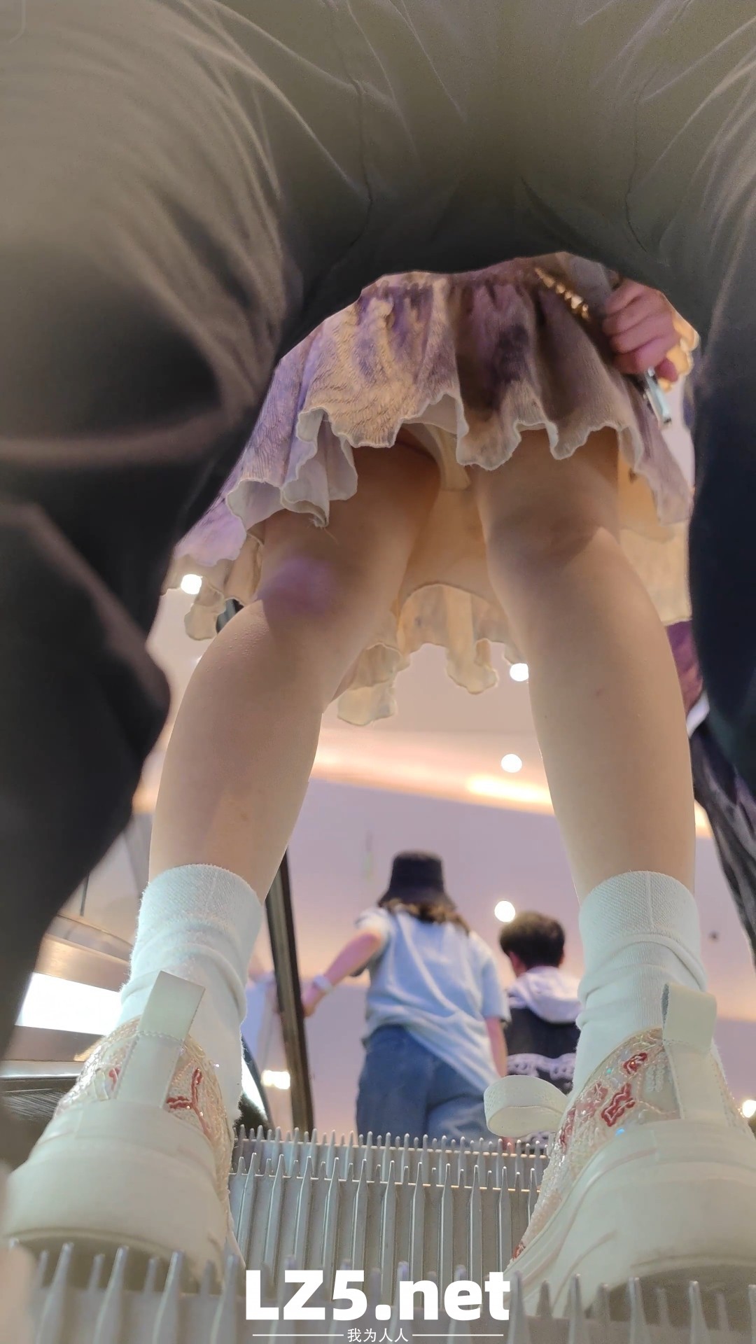 89男幫女友擋裙底但還是逃不過  (17P)