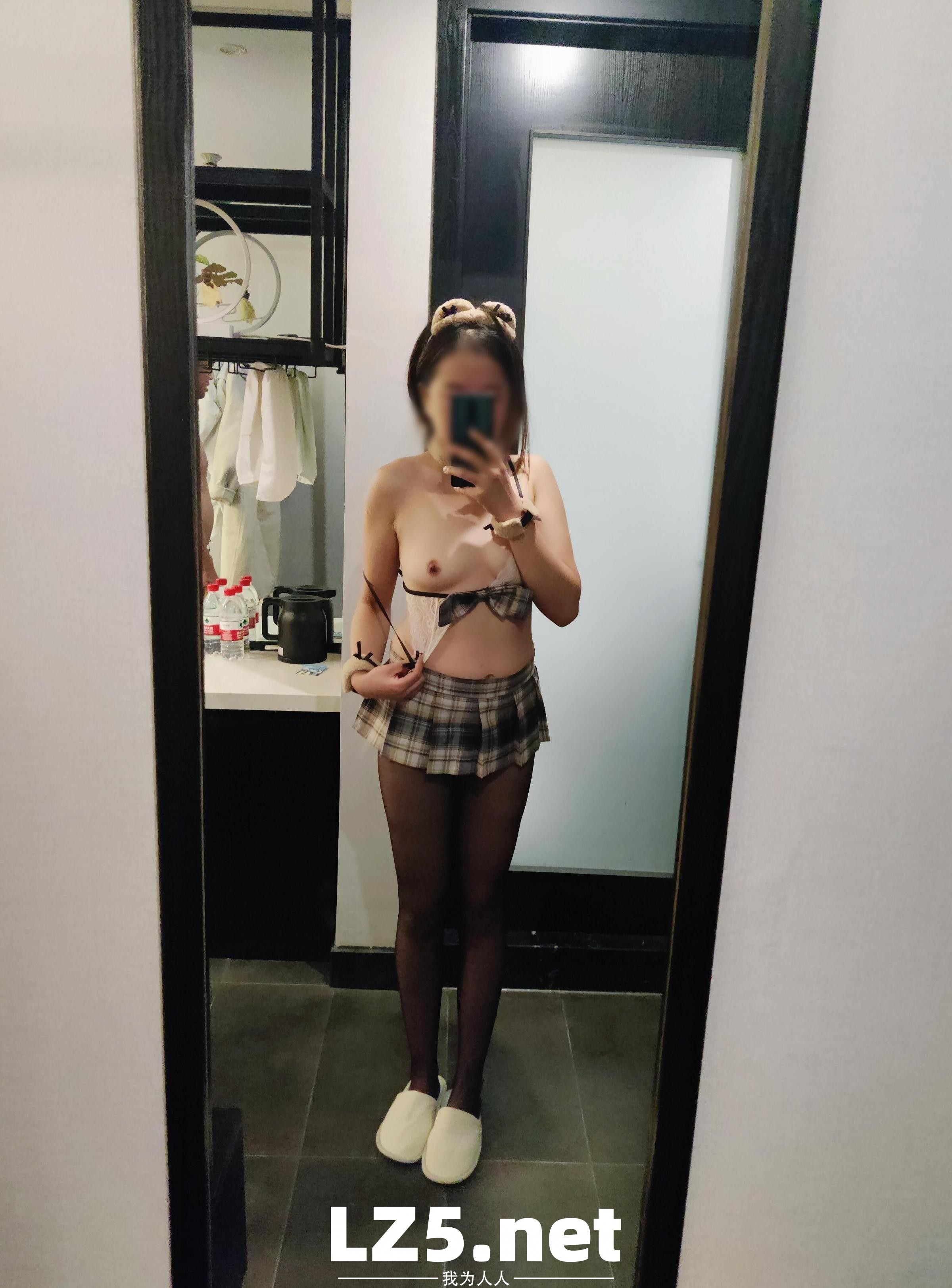制服学生妹居家大胆自拍投稿[10P]