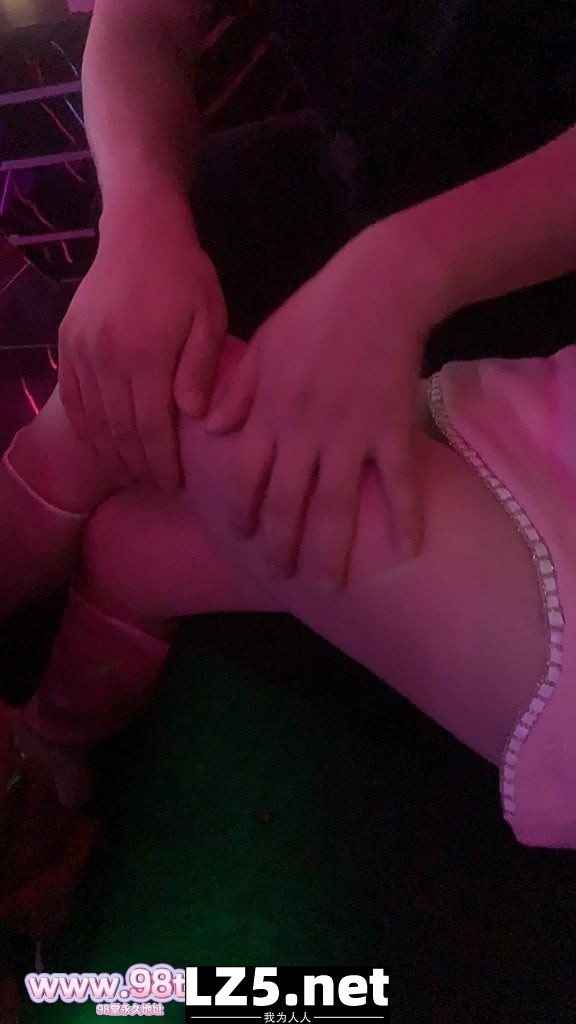 优雅气质性感人妻【尽欢】昨天去约单没吃饱小穴里夹在单男的精华回家找老公[179P]