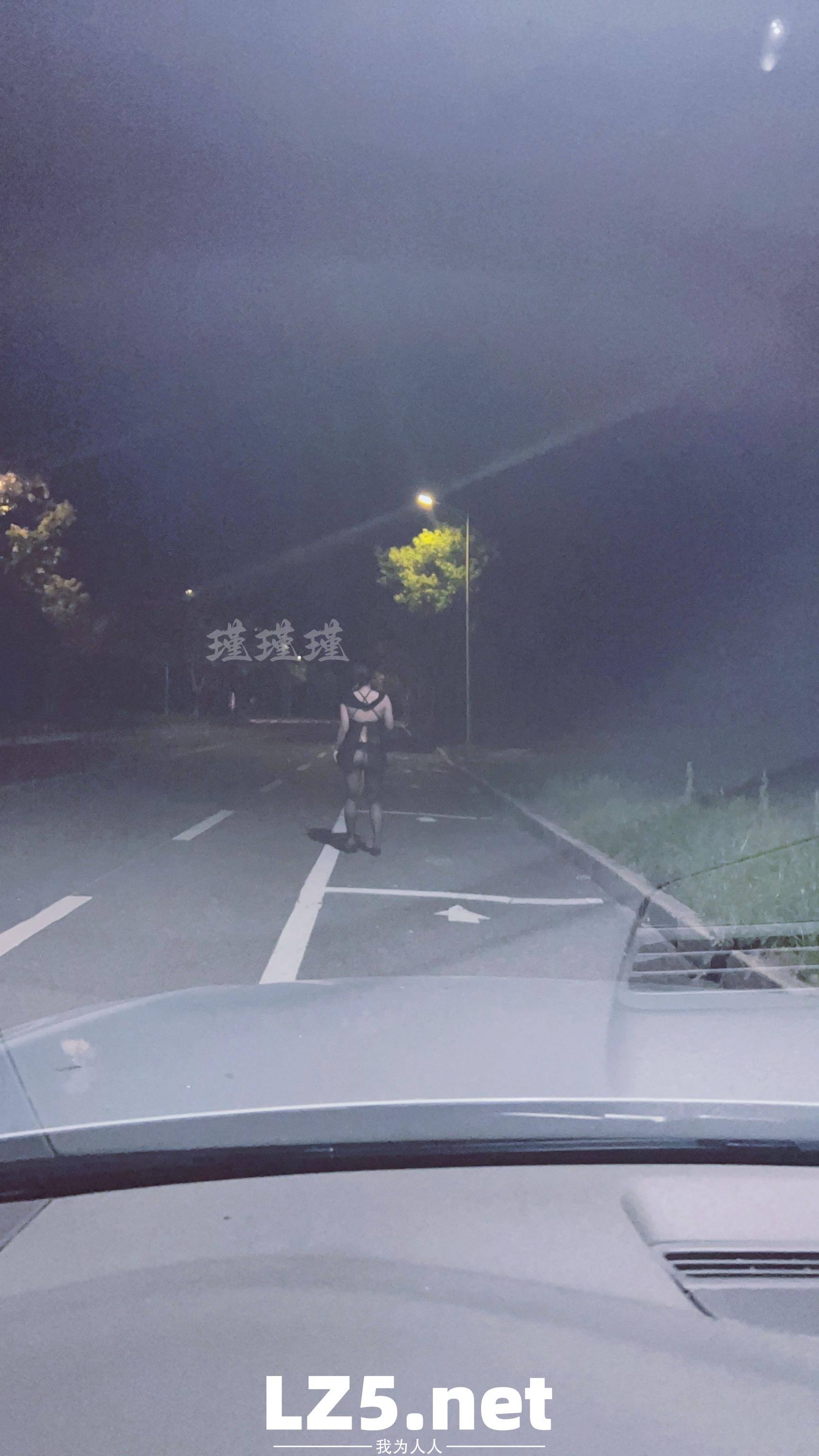 [原创]近期携手巨乳娇妻“全裸”大尺度露出（合集） 公路 公交站 房车营地 天桥 附带下次巨乳单女照片  [94P]