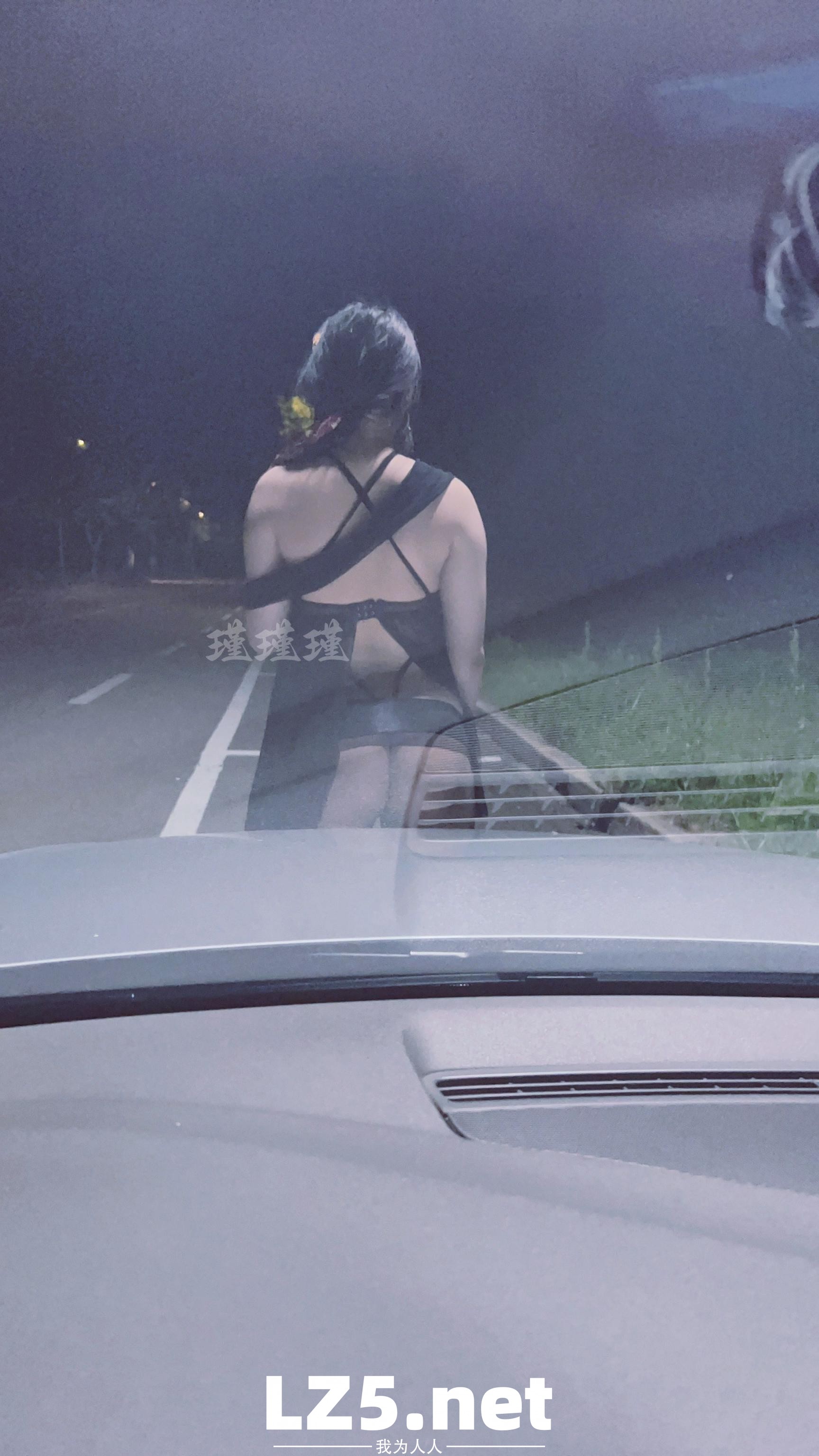 [原创]近期携手巨乳娇妻“全裸”大尺度露出（合集） 公路 公交站 房车营地 天桥 附带下次巨乳单女照片  [94P]