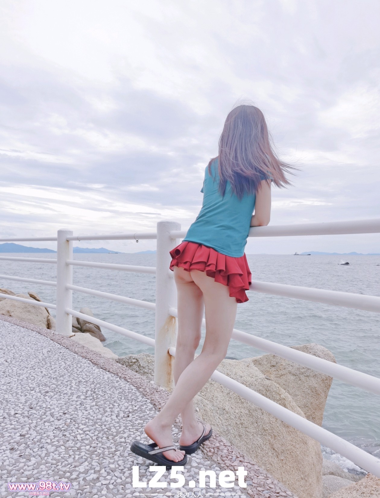 《小粉笔日记》红裙子郊野公园露出，舔狗视角跟随动图观笔【12P+6GIF】