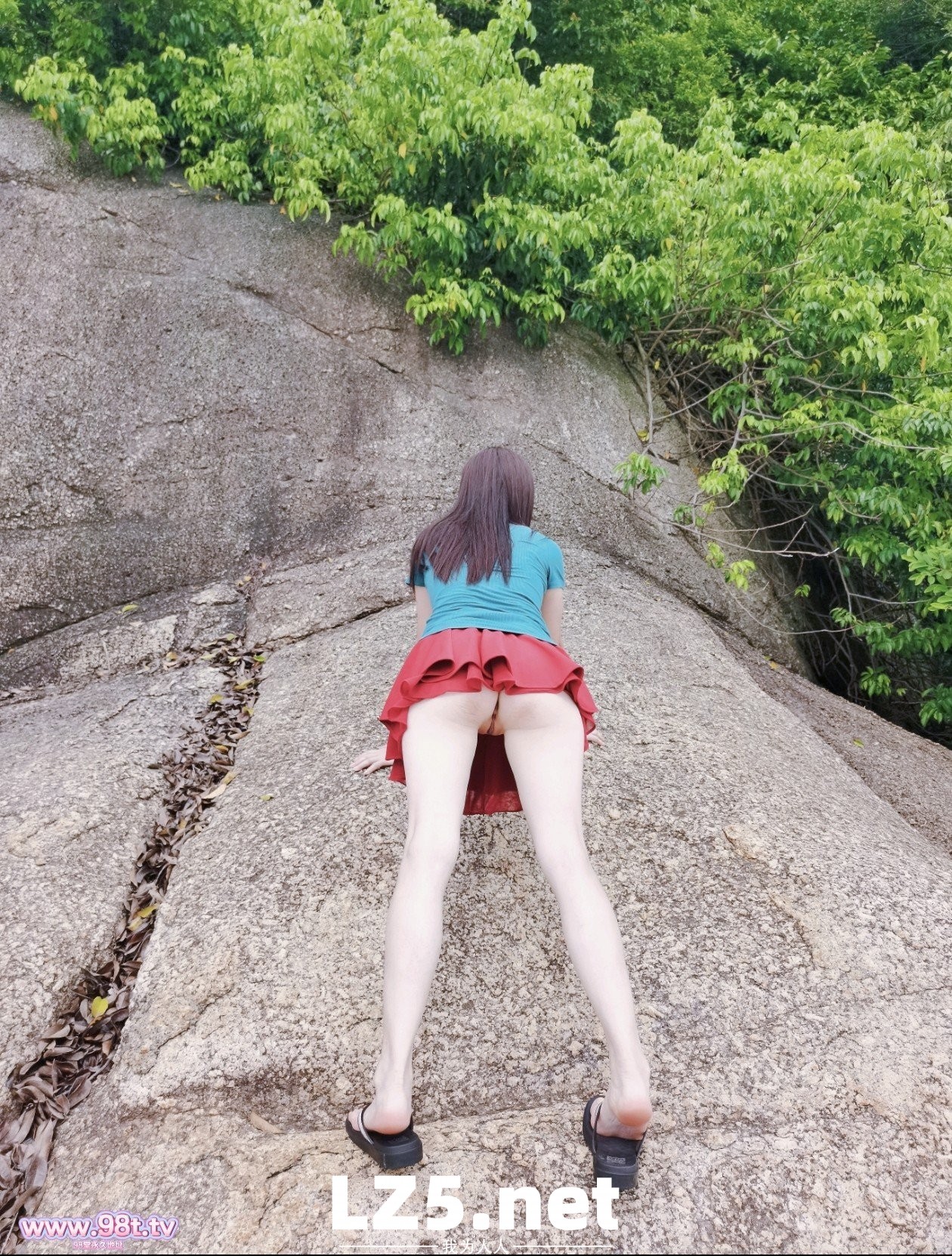 《小粉笔日记》红裙子郊野公园露出，舔狗视角跟随动图观笔【12P+6GIF】