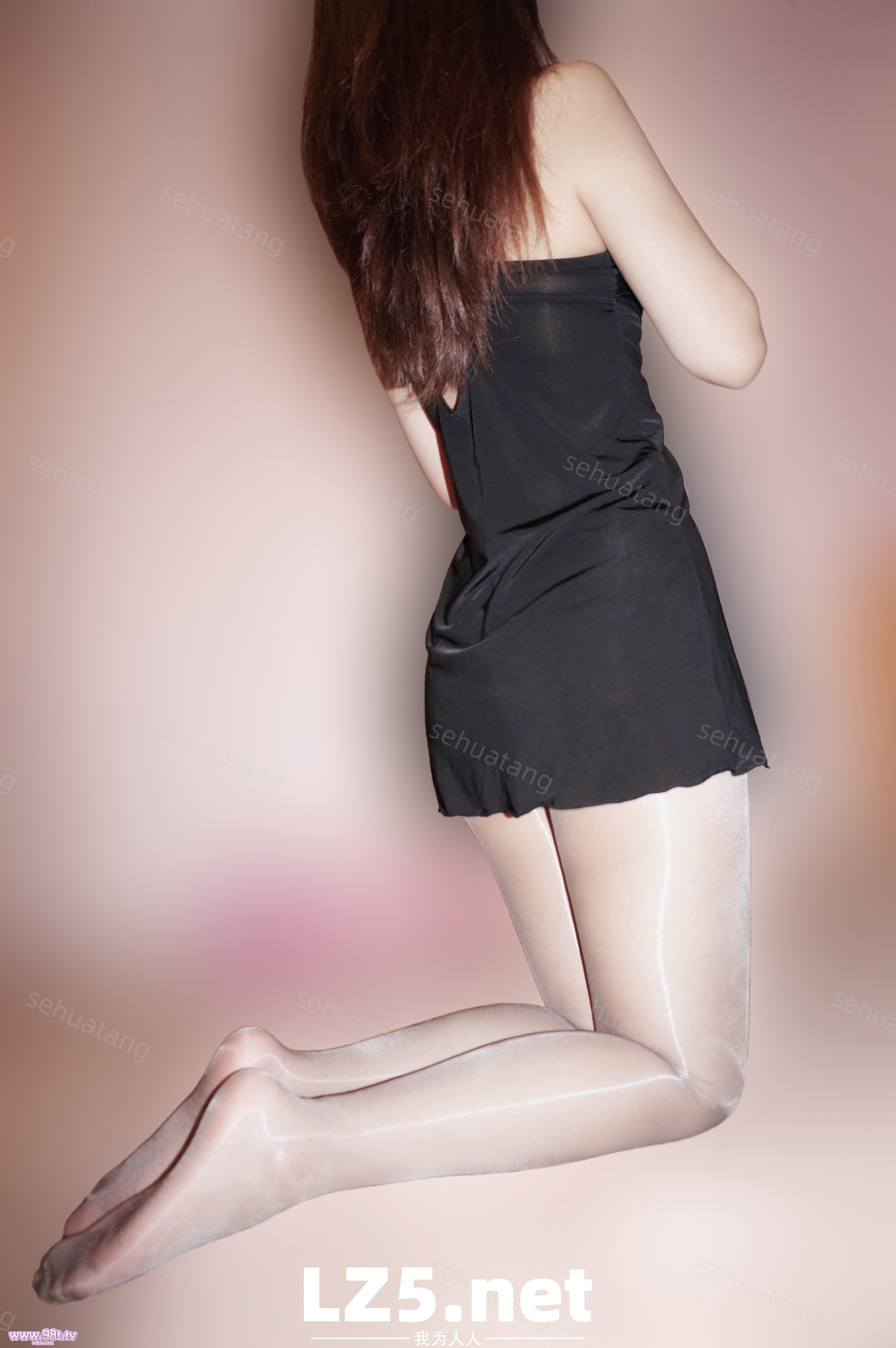 又一件尘封多年的情趣睡衣，极光丝袜依然加分【24P+手势验证】
