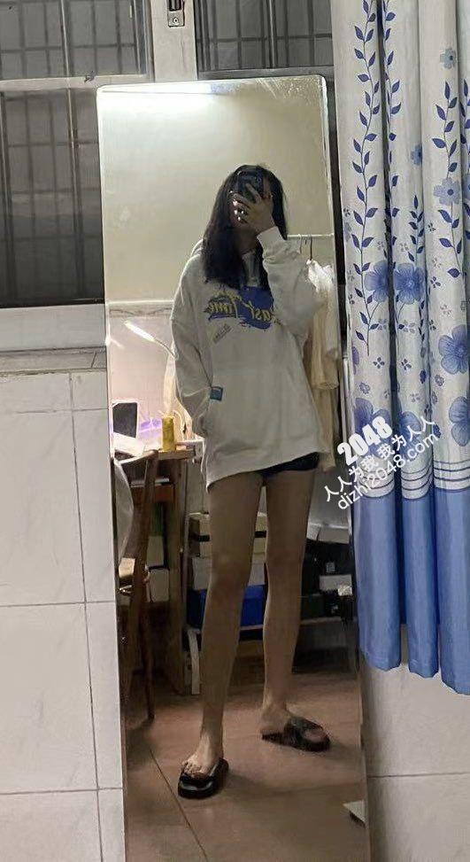 小母狗私下是个欲女 被各种调教  最喜欢吃鸡 小穴也一直被透 [27P]