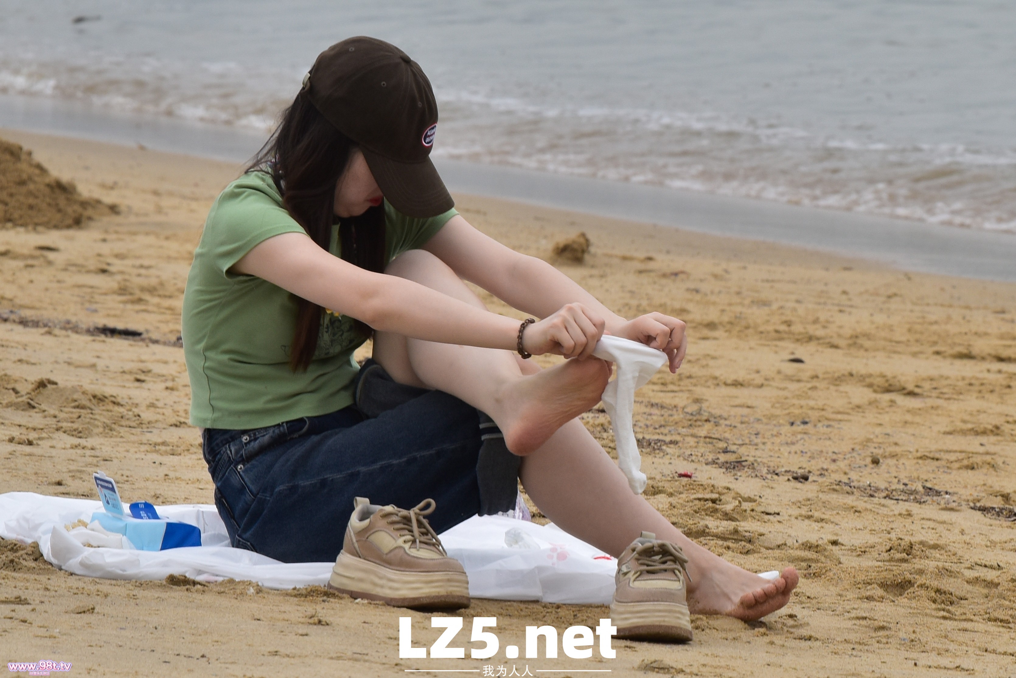 滨海丝袜街拍，拍到小姐姐穿袜子全过程了！【83P+手势验证】