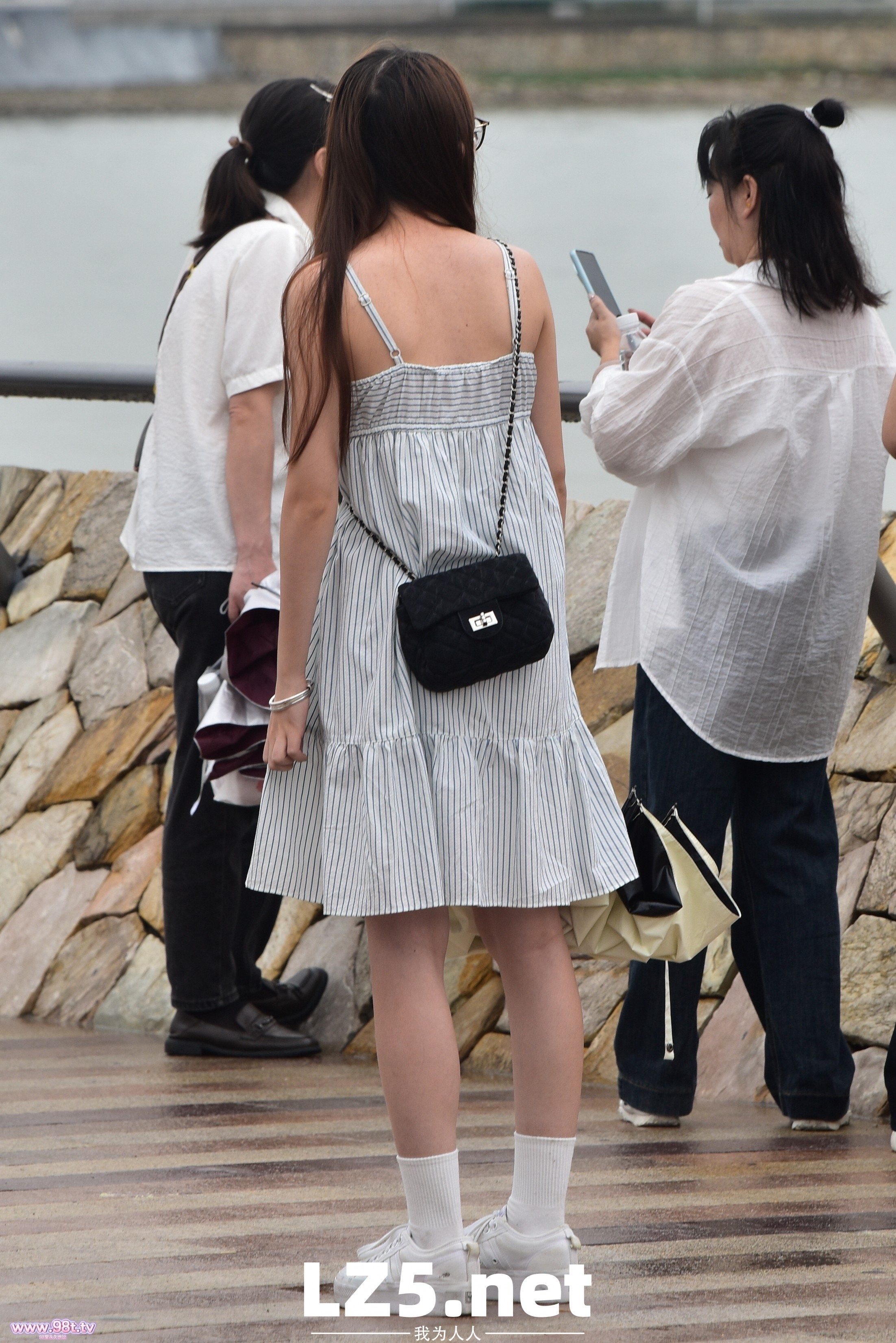 滨海丝袜街拍，拍到小姐姐穿袜子全过程了！【83P+手势验证】