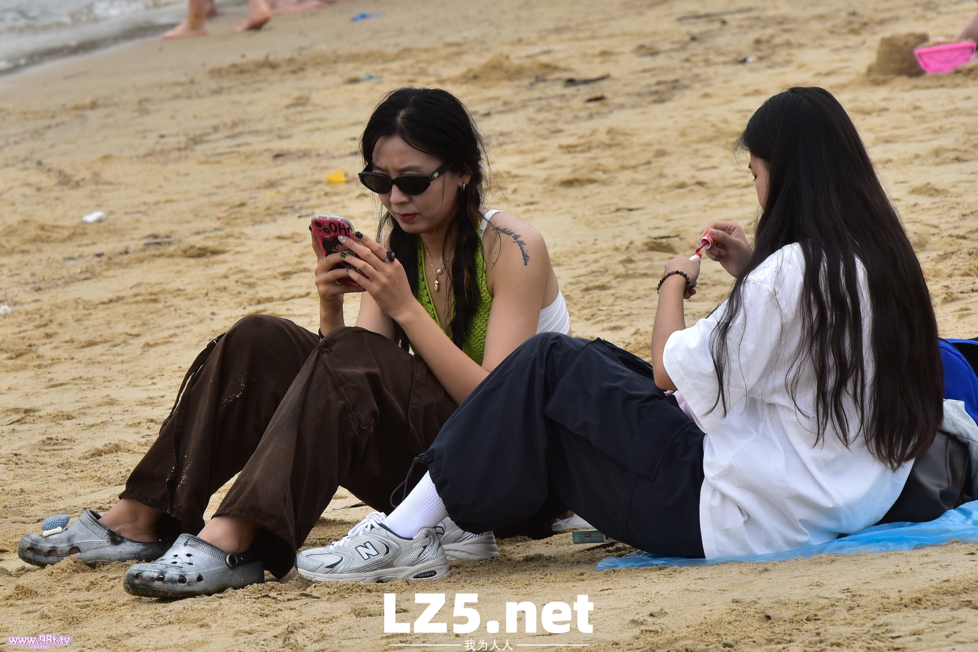 滨海丝袜街拍，拍到小姐姐穿袜子全过程了！【83P+手势验证】