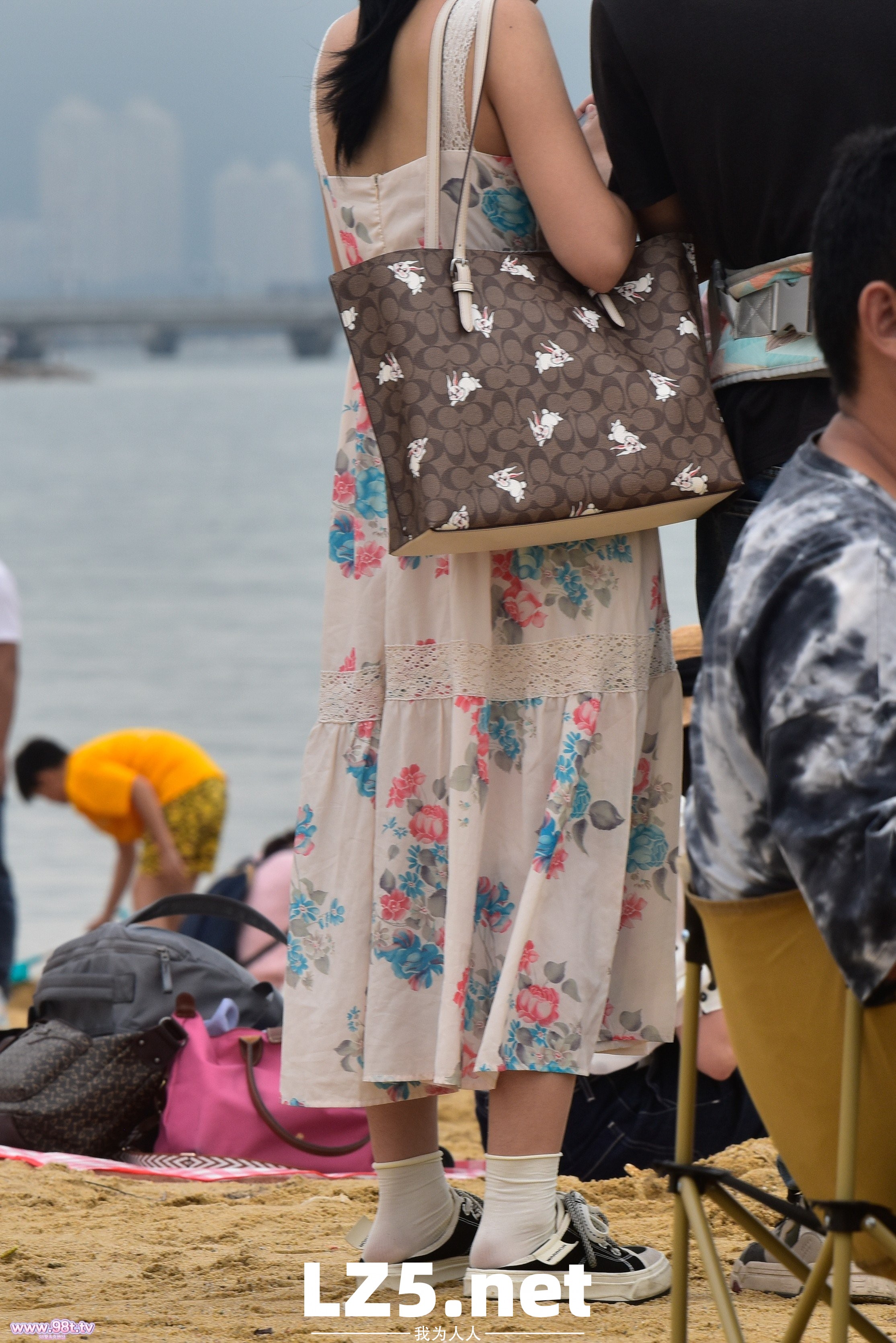 滨海丝袜街拍，拍到小姐姐穿袜子全过程了！【83P+手势验证】