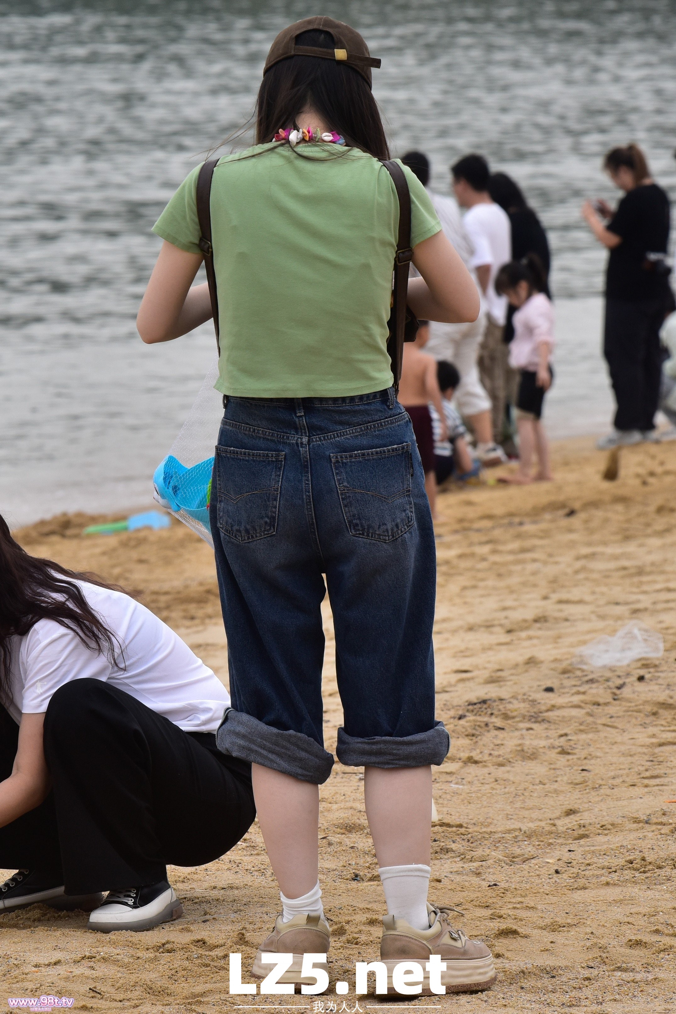 滨海丝袜街拍，拍到小姐姐穿袜子全过程了！【83P+手势验证】
