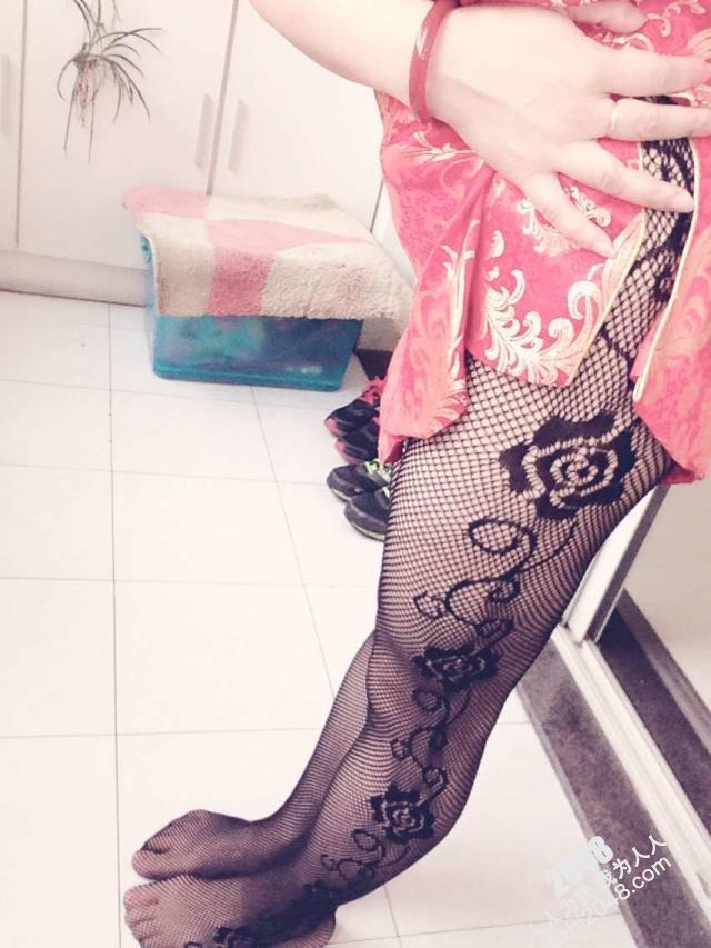 情人自拍支饥渴的少妇母狗系列：逼痒了就把丝袜塞进去！发骚就给主人发你的裸照片【30P】