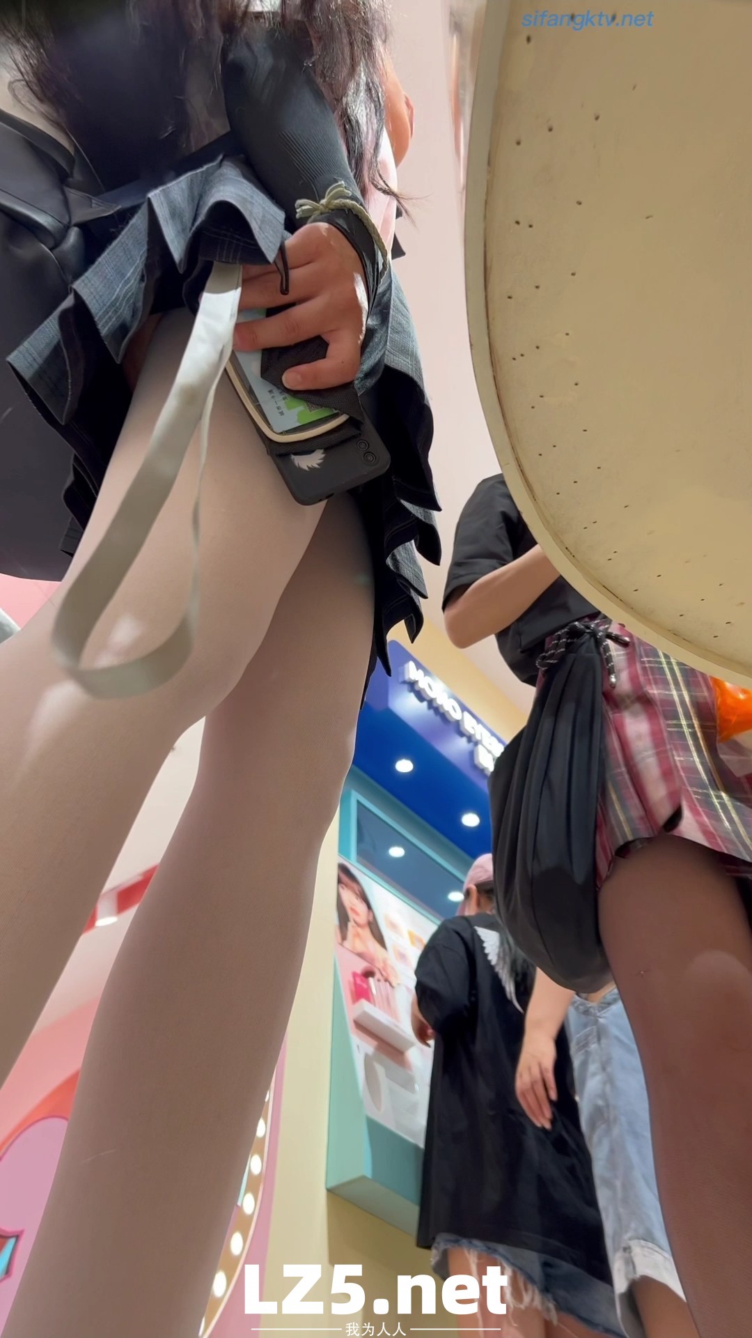 黑白絲學生妹抄底  (58P)