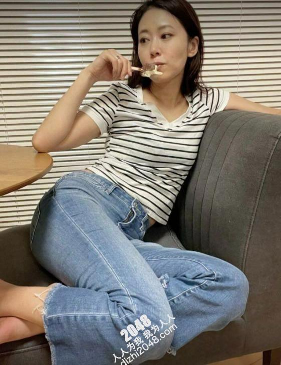 美女OL私拍照流出～好欠幹唷！[23P]