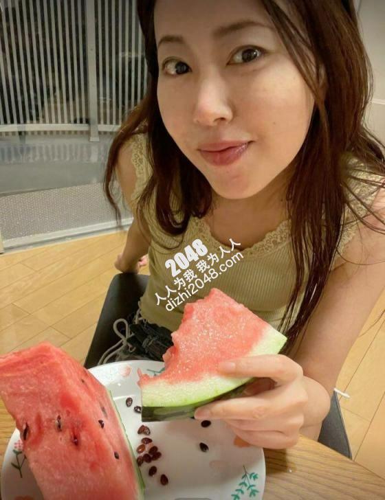 美女OL私拍照流出～好欠幹唷！[23P]