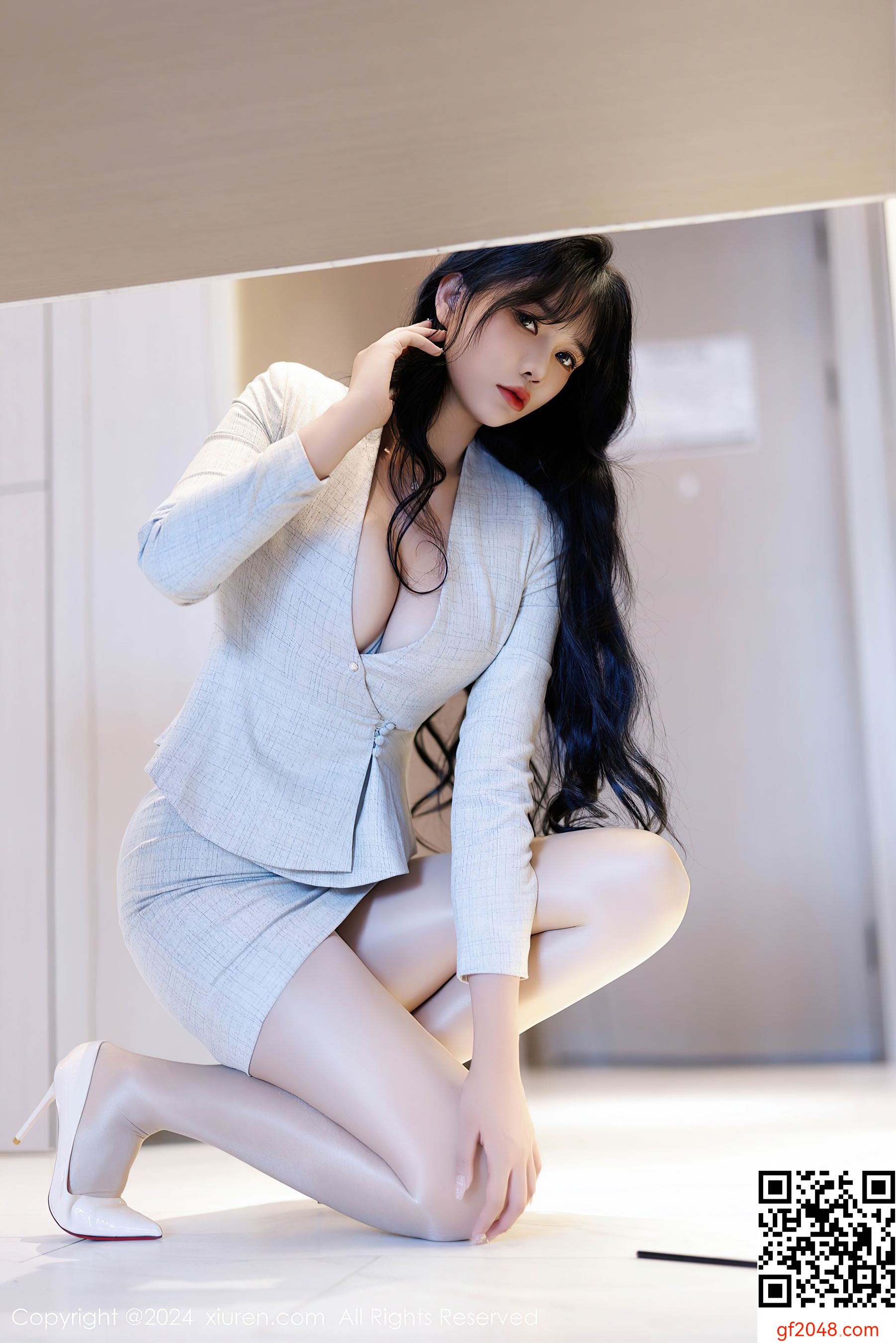[XiuRen秀人网] No.9398 娜比 丝袜短裙