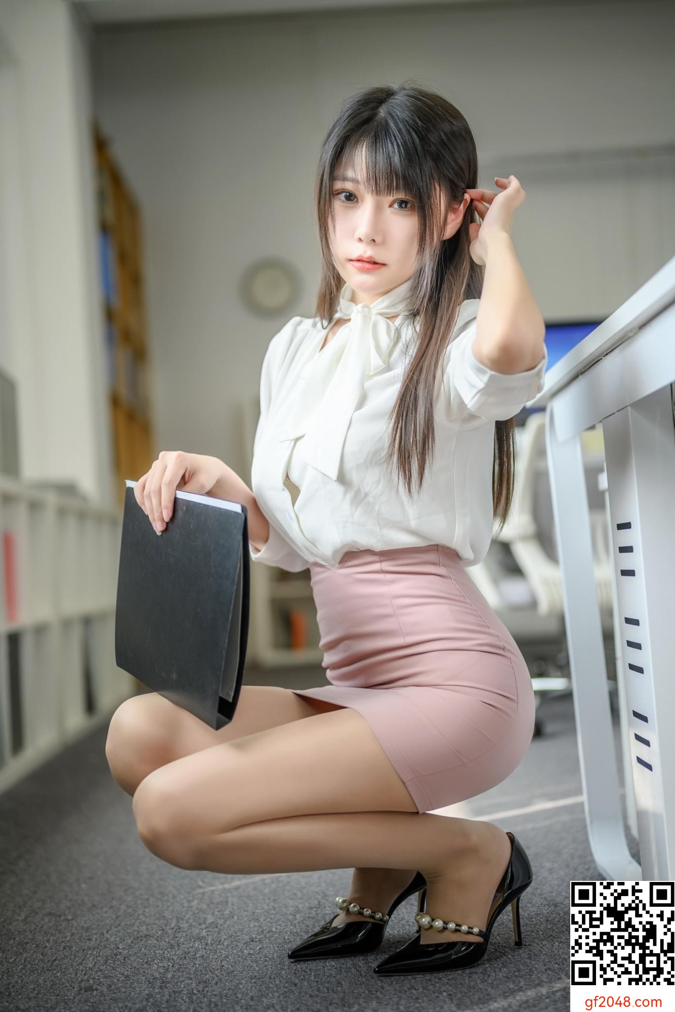 香草喵露露 – 忙露的職場 粉白裙子 (40P)