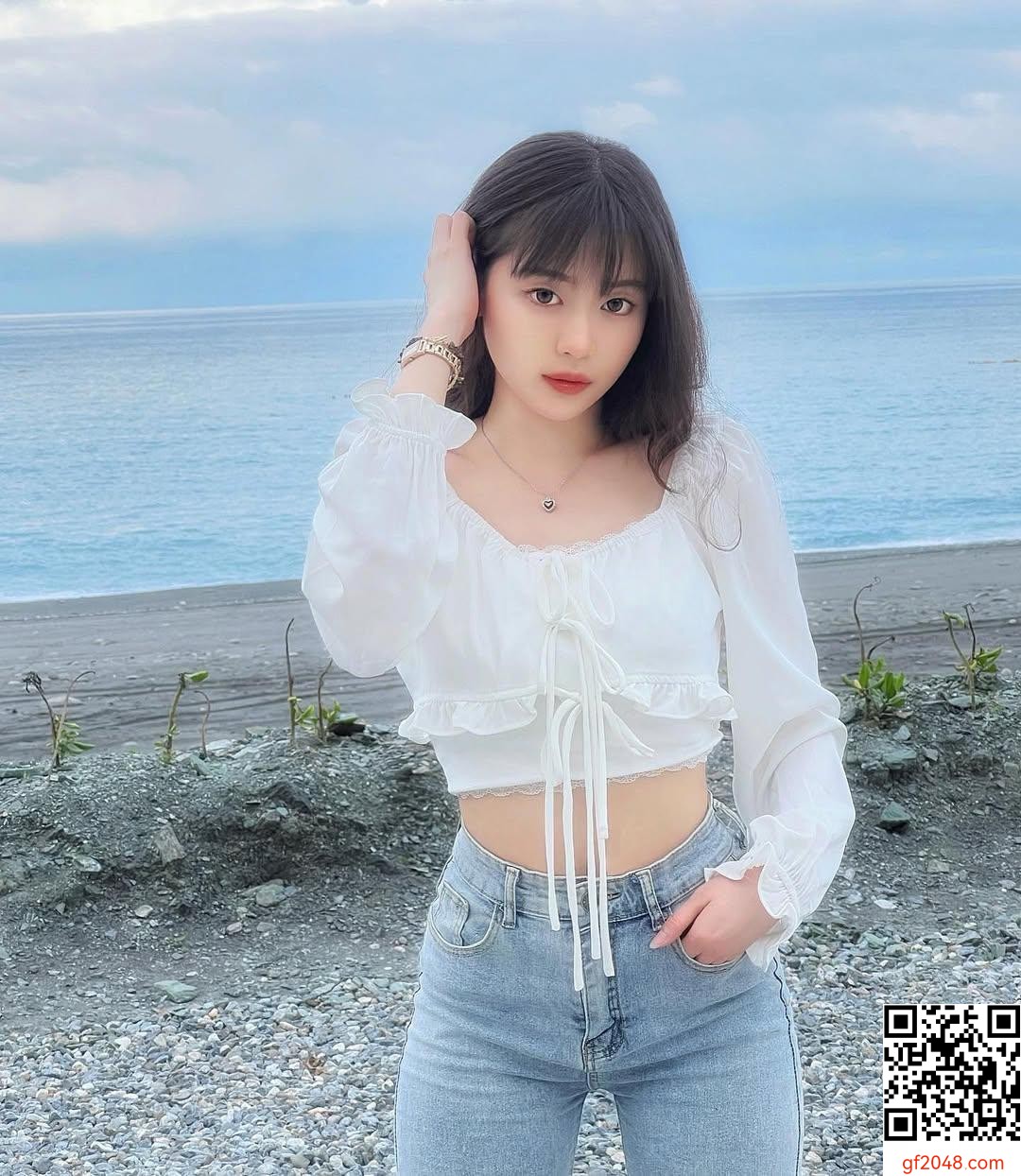「昀璇」魅惑電眼太撩人 身材更是火辣 (10P)