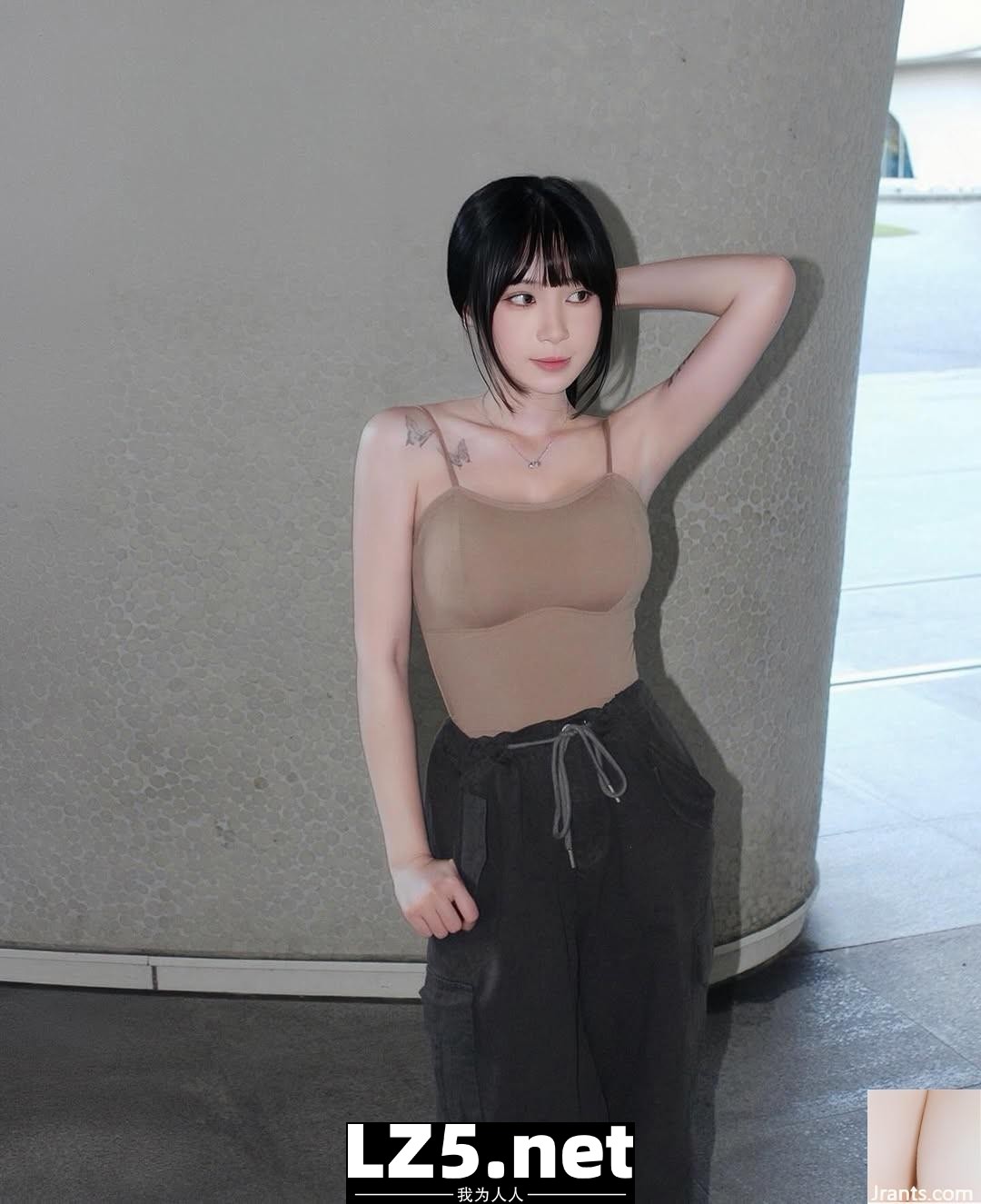 「彭彭」絕美神顏搭配若隱若現的身材 太引人遐想 (10P)
