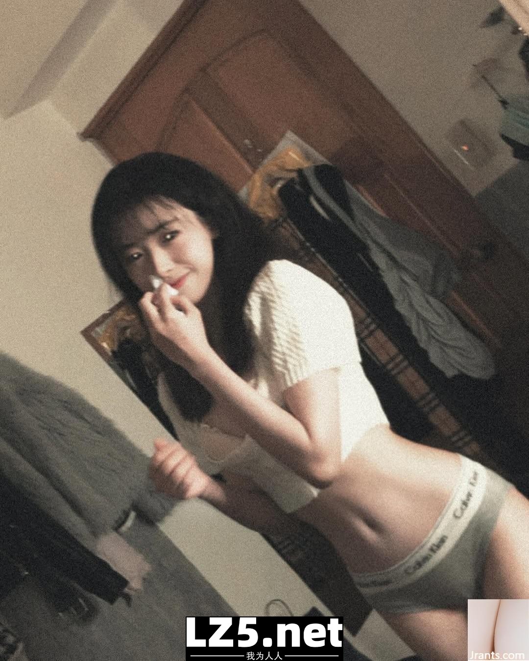 「Hina」纖細小蠻腰 勾勒出致命的性感弧度 (10P)